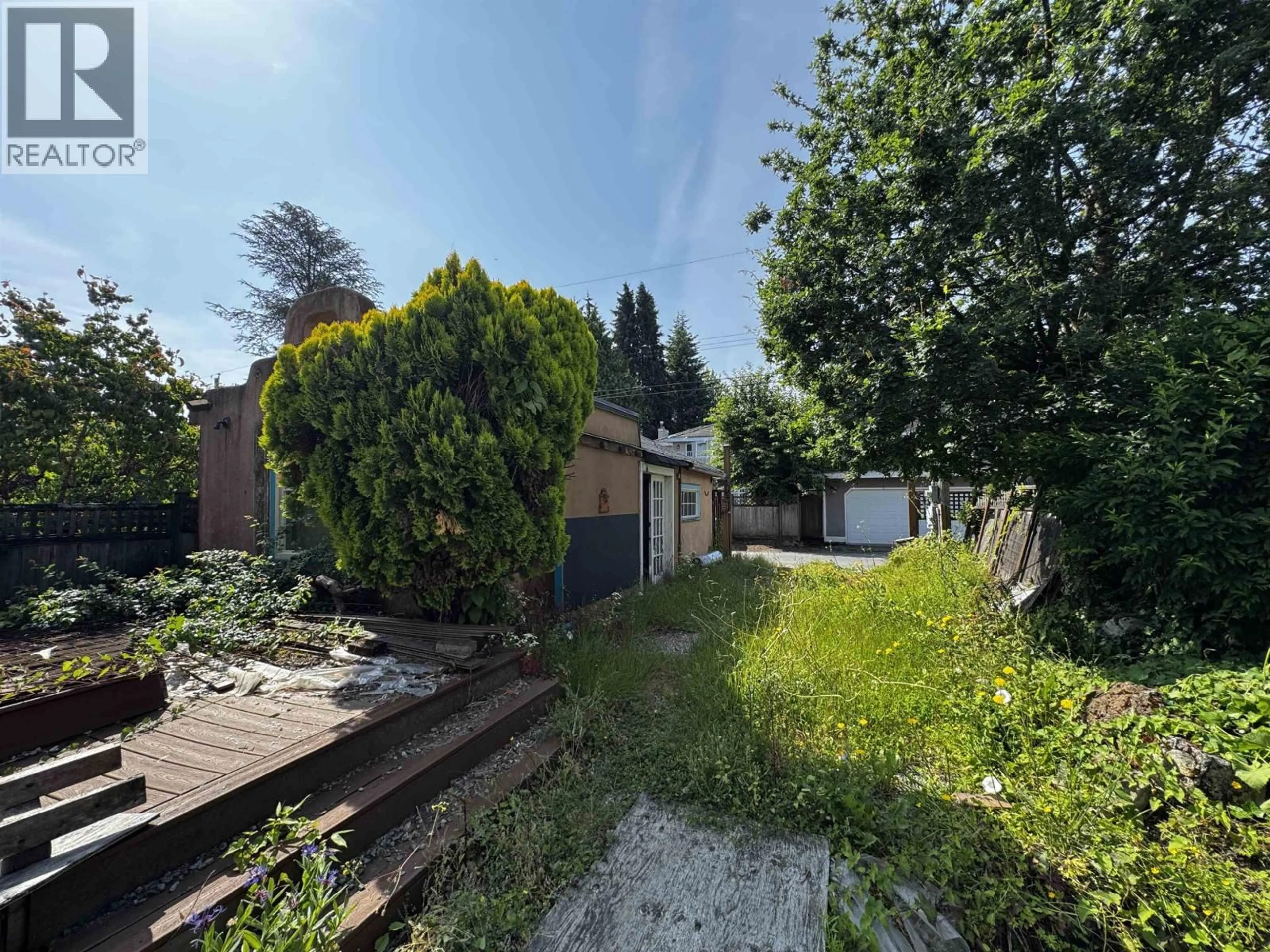 A pic from outside/outdoor area/front of a property/back of a property/a pic from drone, street for 4538 12TH AVENUE, Vancouver British Columbia V6R2R5