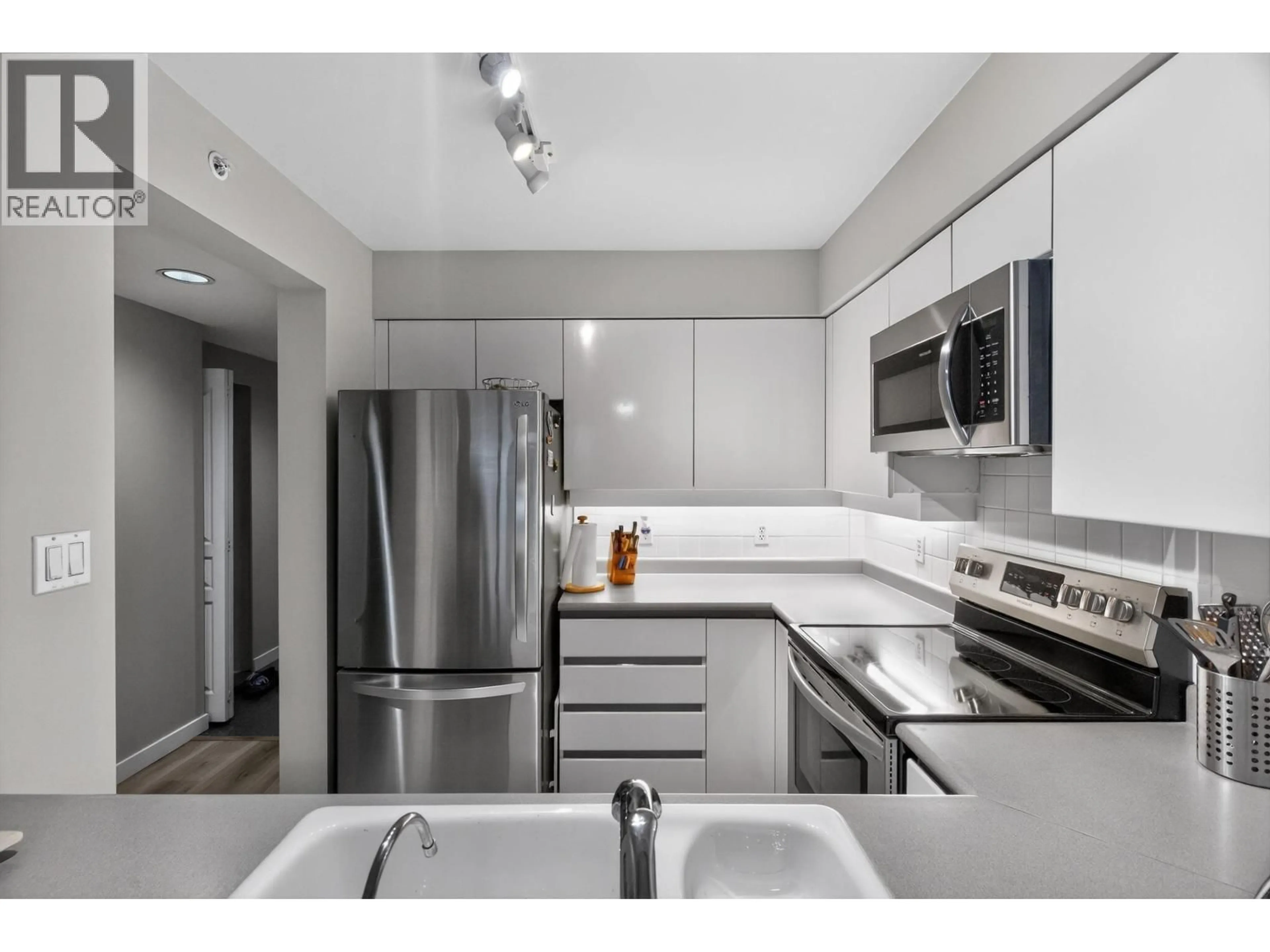 Standard kitchen, unknown for 1602 - 3071 GLEN DRIVE, Coquitlam British Columbia V3B7R1