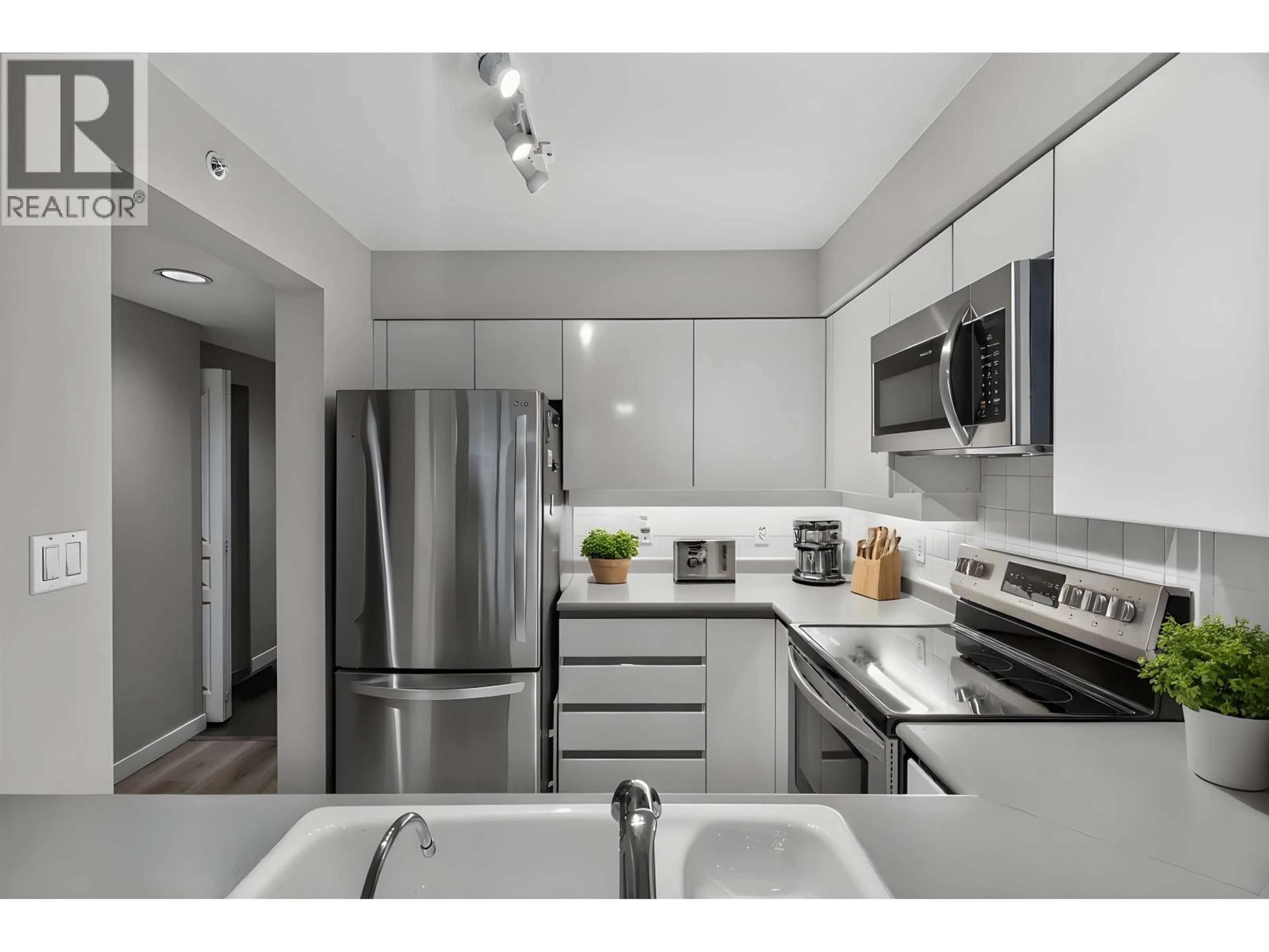 Standard kitchen, unknown for 1602 - 3071 GLEN DRIVE, Coquitlam British Columbia V3B7R1