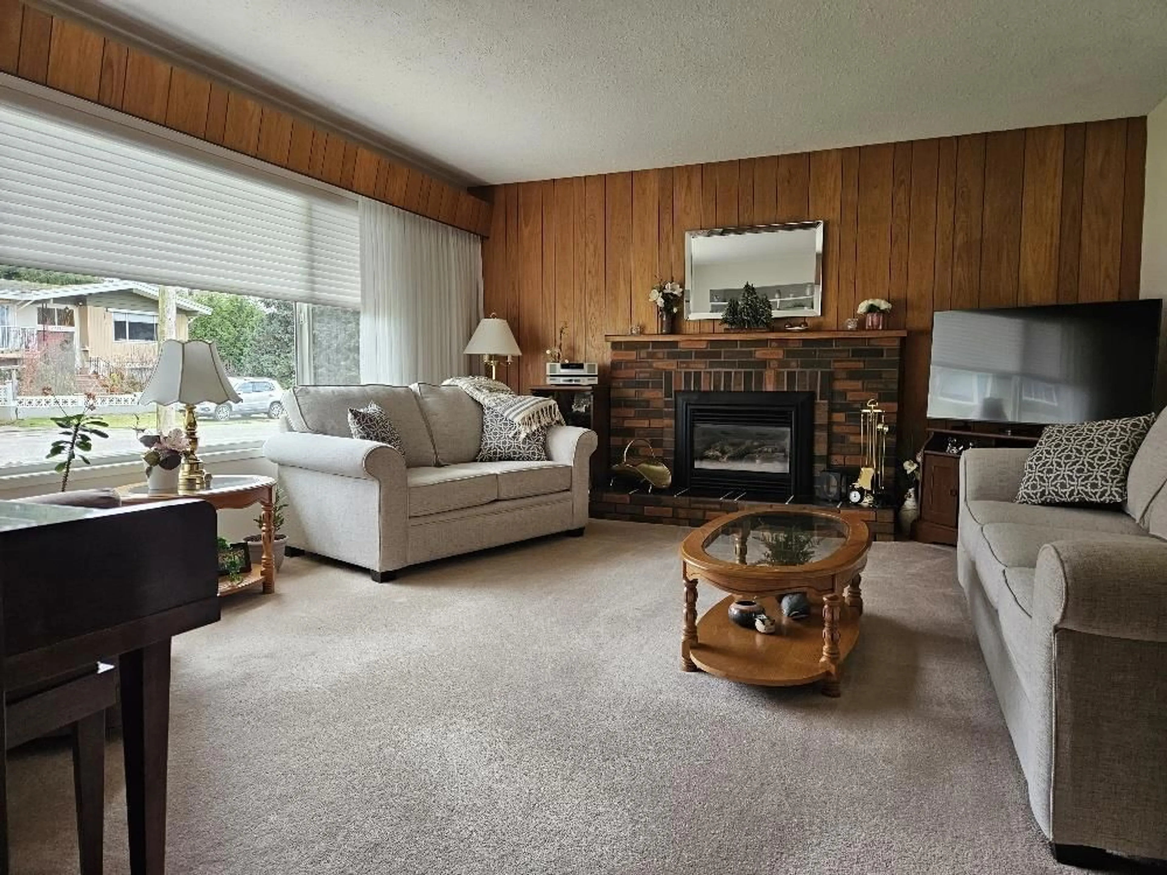 Living room with furniture, unknown for 2263 RAINIER STREET, Abbotsford British Columbia V2T3E6