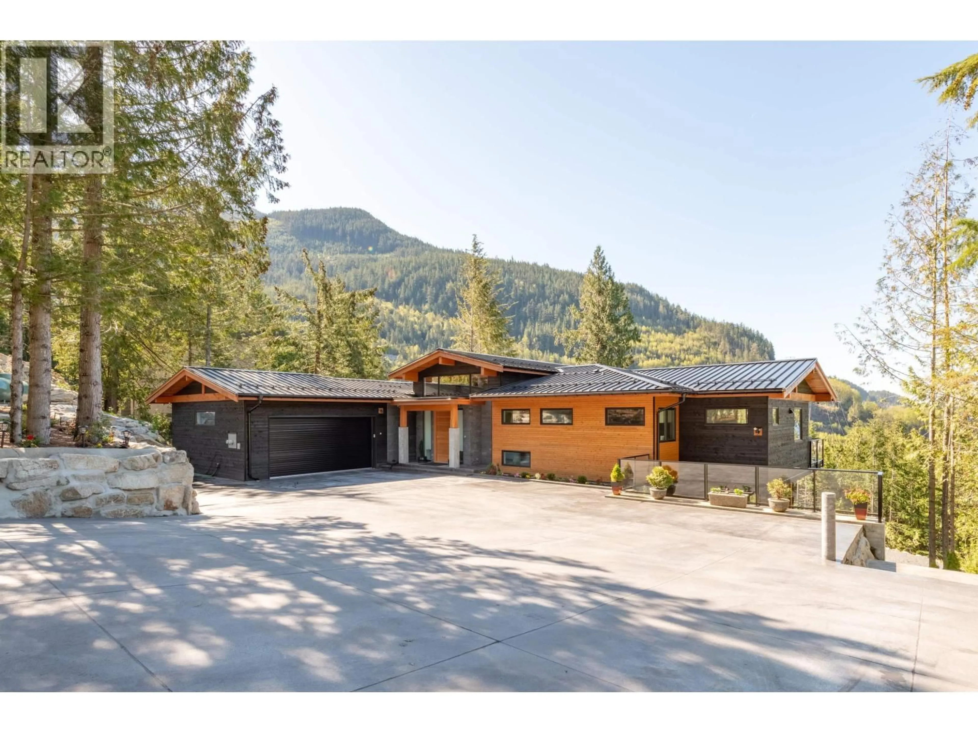 A pic from outside/outdoor area/front of a property/back of a property/a pic from drone, mountain view for 1024 GOAT RIDGE DRIVE, Britannia Beach British Columbia V8B1J2
