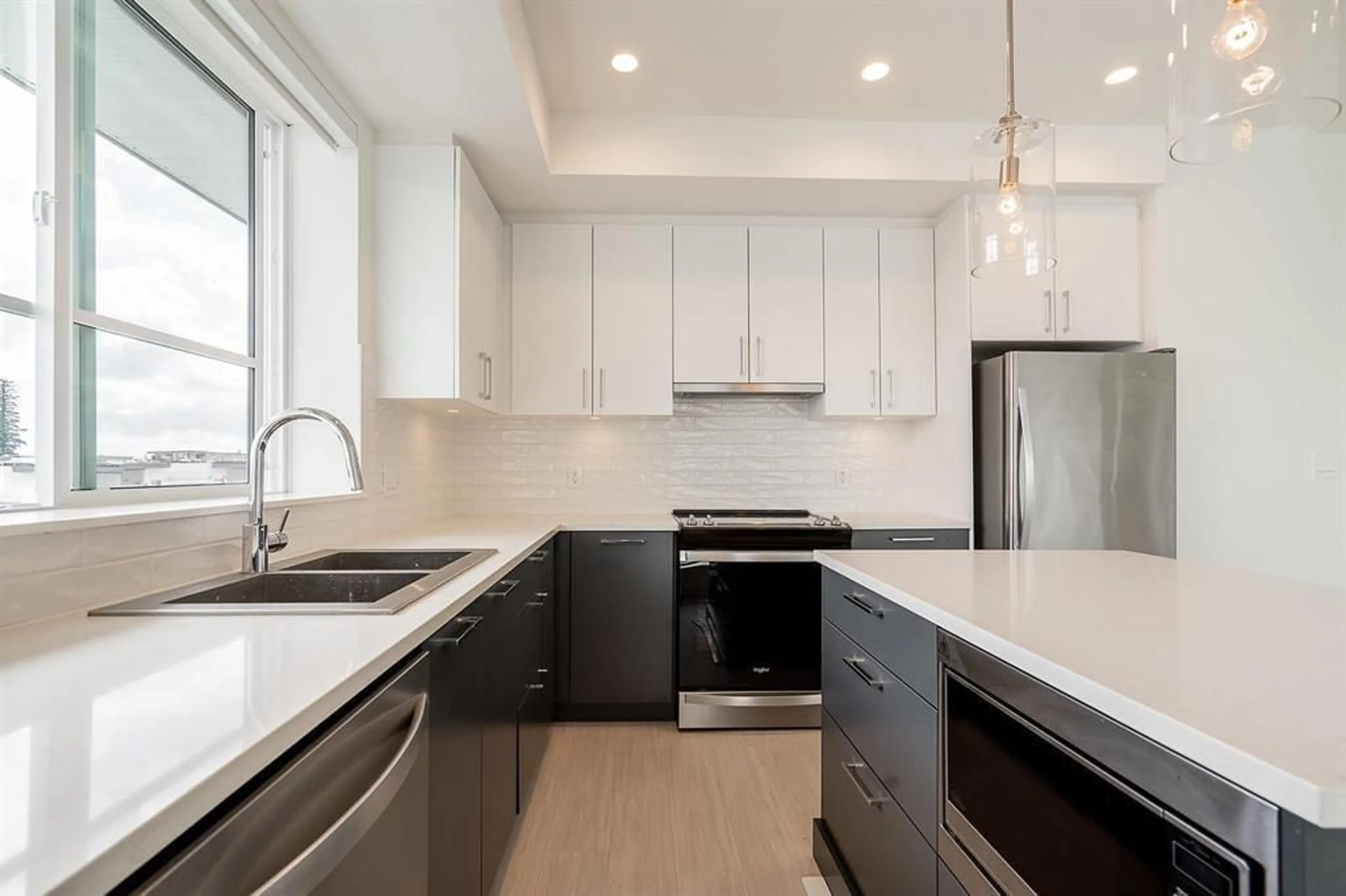 Contemporary kitchen, unknown for B422 - 20834 80 AVENUE, Langley British Columbia V2Y3M6
