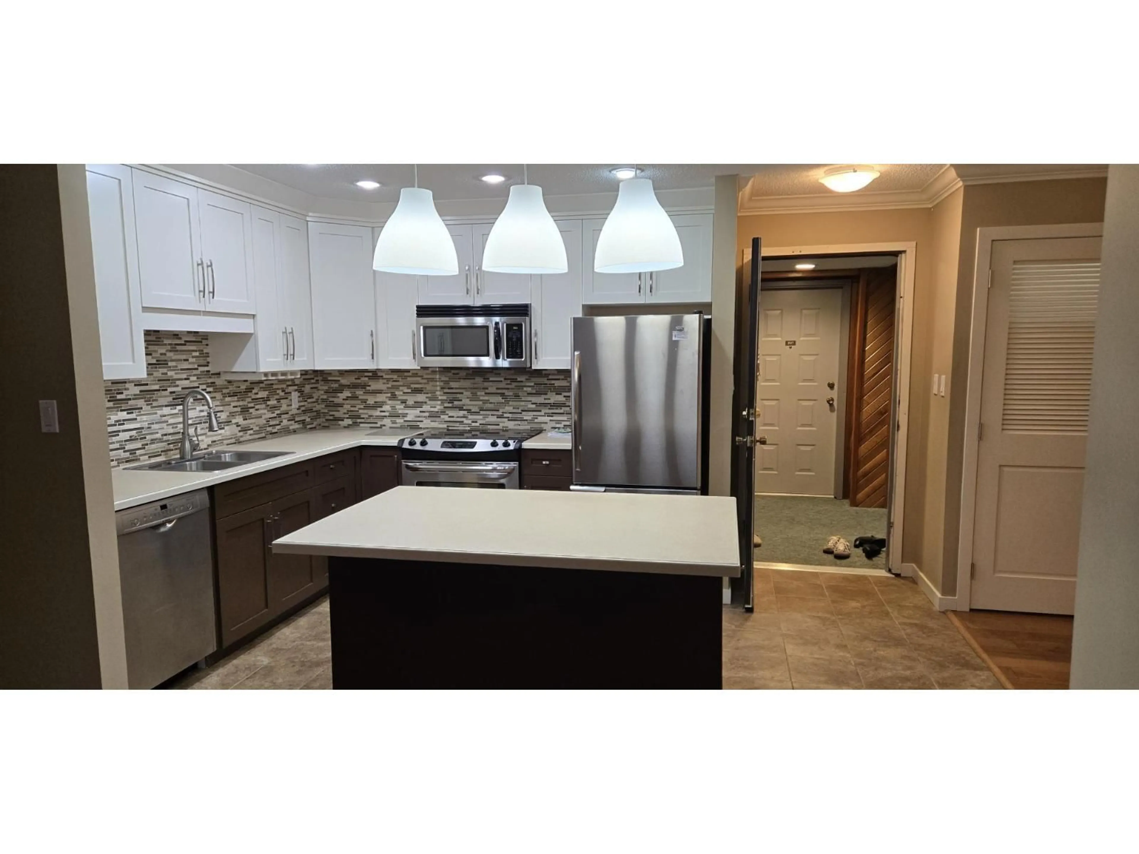 Open concept kitchen, ceramic/tile floor for 208 - 1521 BLACKWOOD STREET, White Rock British Columbia V4B3V6
