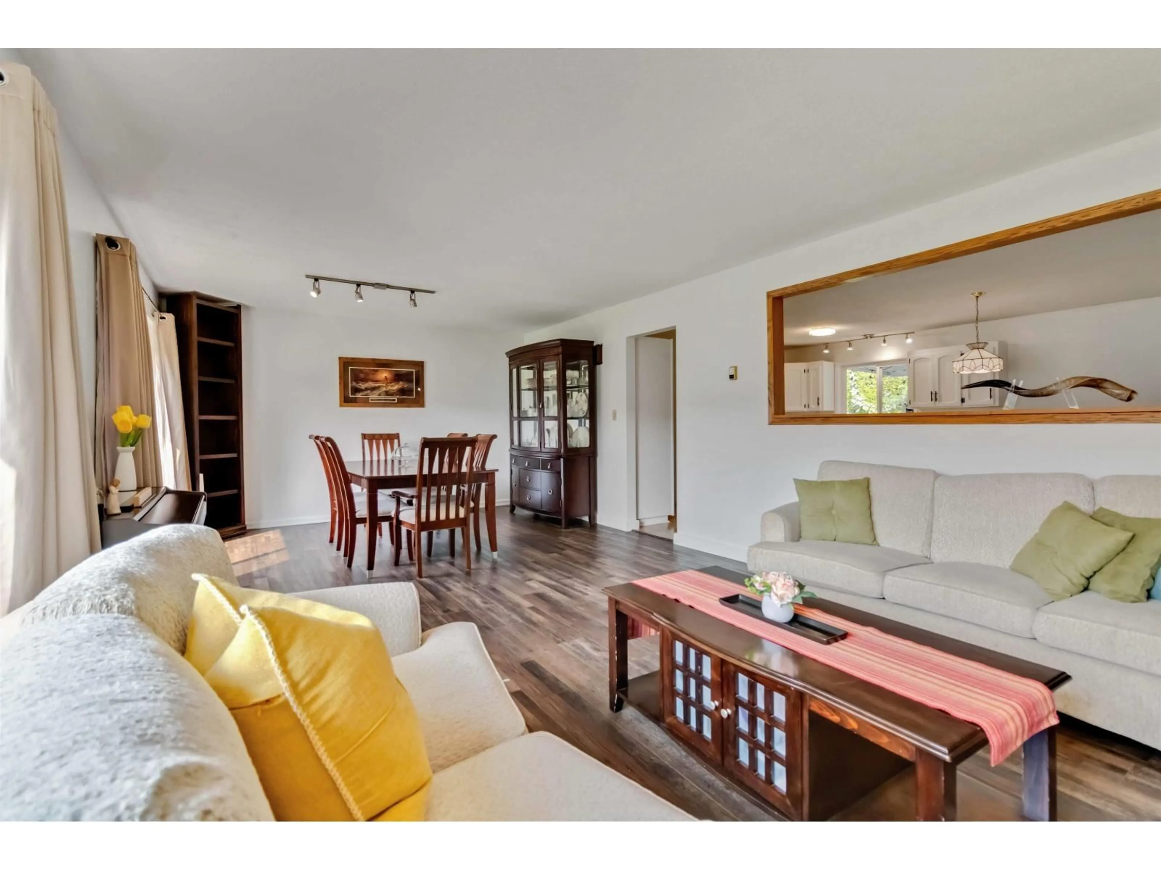 Living room with furniture, wood/laminate floor for 9220 COOTE STREET, Chilliwack British Columbia V2P6B5