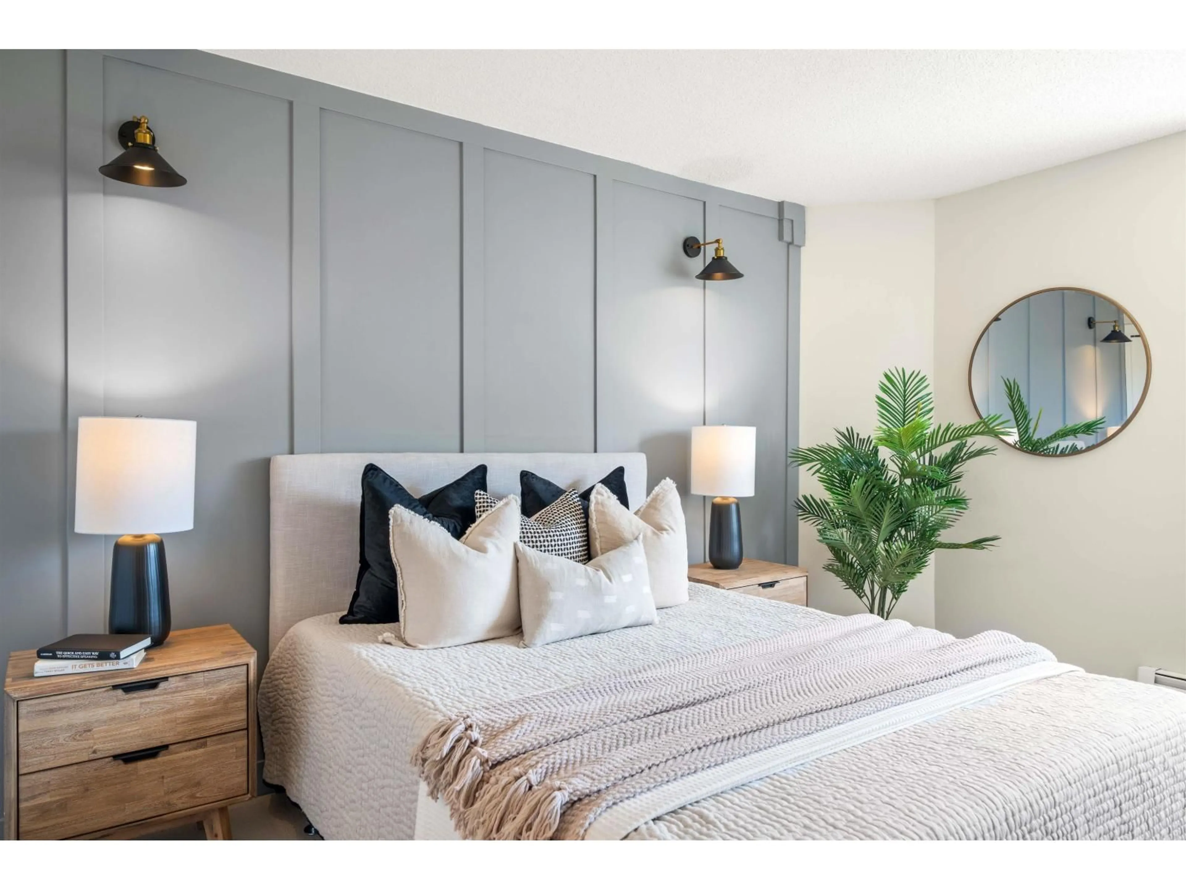 Bedroom with bed, wood/laminate floor for 219 - 31955 OLD YALE ROAD, Abbotsford British Columbia V2T4N1