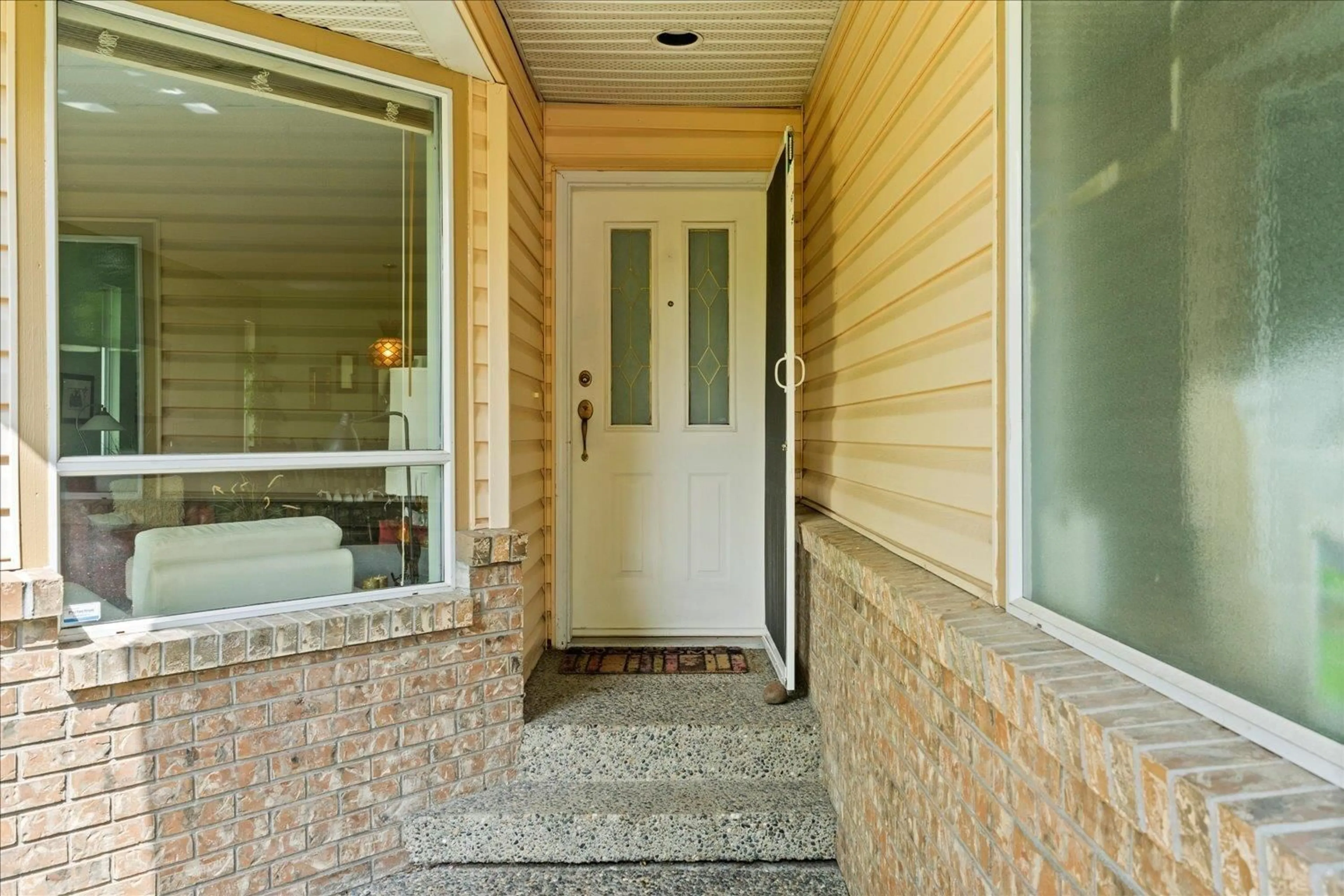 Indoor entryway for 22141 OLD YALE ROAD, Langley British Columbia V2Z1A3