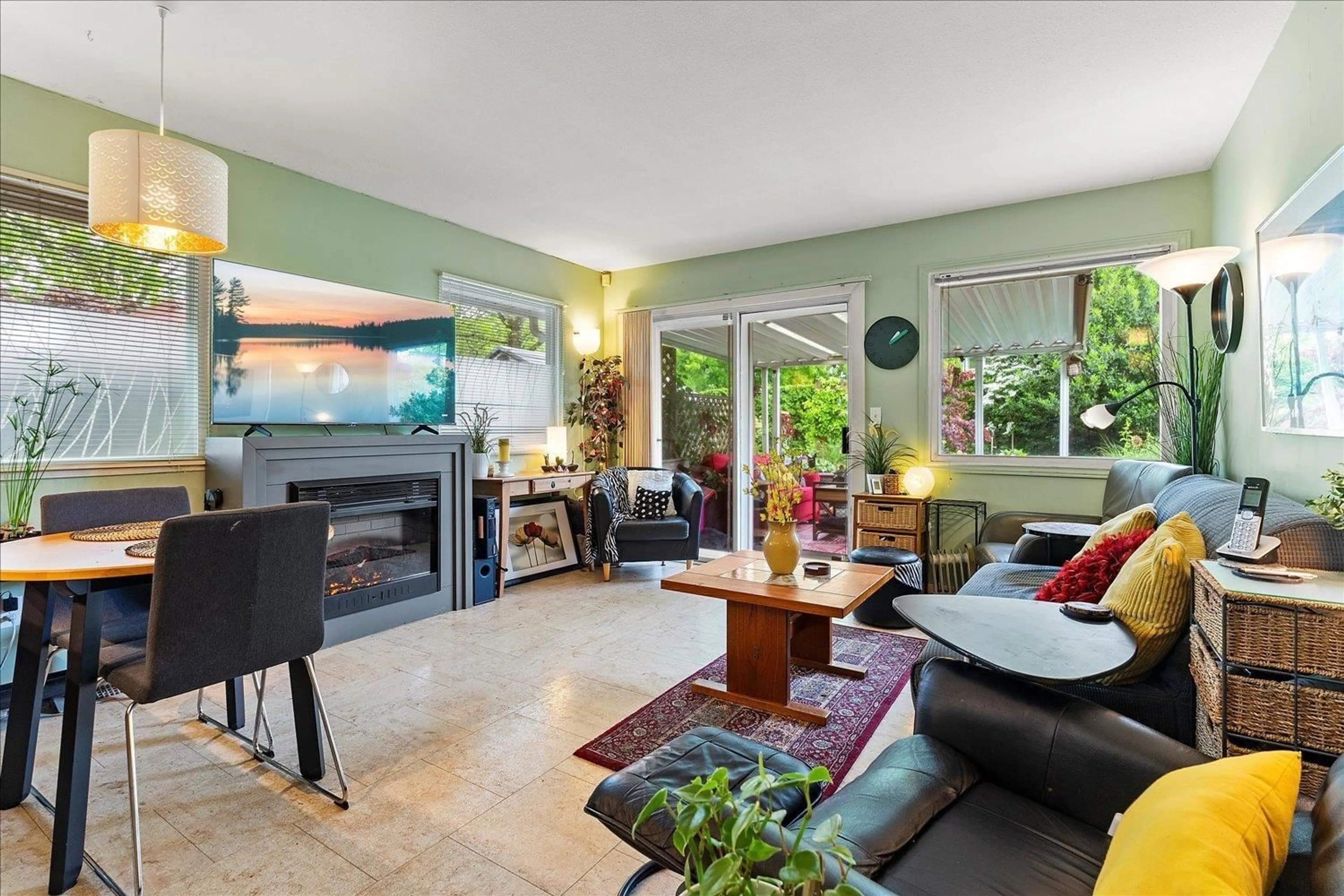 Living room with furniture, unknown for 22141 OLD YALE ROAD, Langley British Columbia V2Z1A3