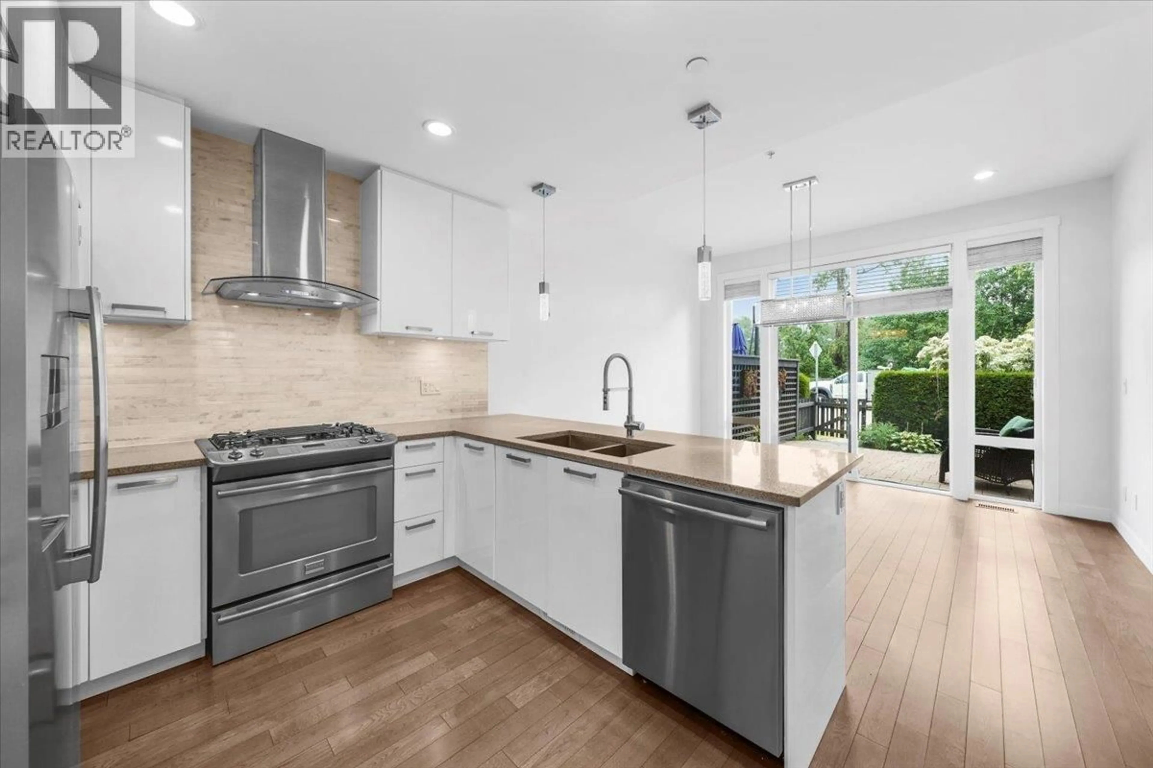 Open concept kitchen, ceramic/tile floor for 9 - 100 WOOD STREET, New Westminster British Columbia V3M0H6