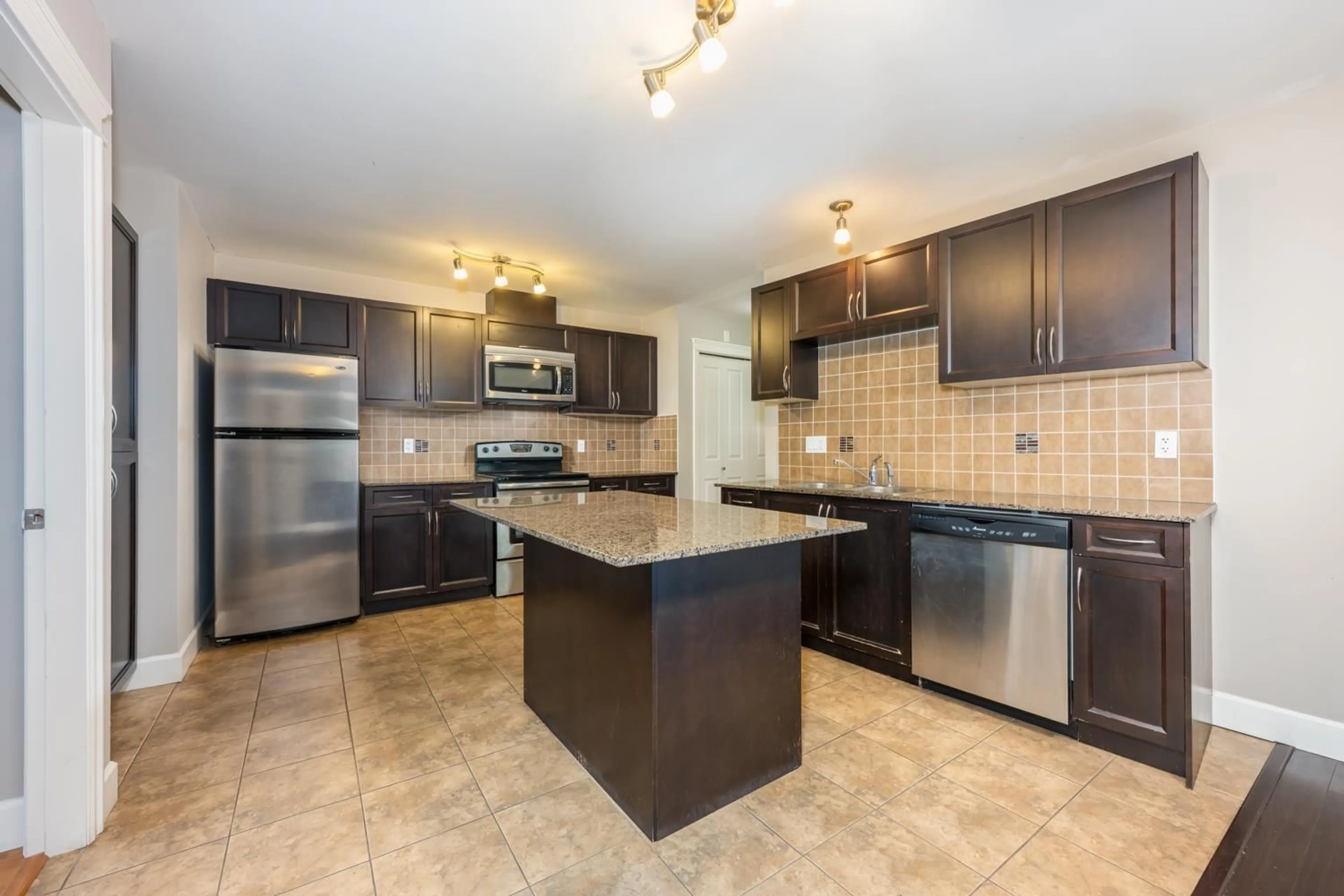 Open concept kitchen, ceramic/tile floor for 311 - 12088 75A AVENUE, Surrey British Columbia V3W1Y4