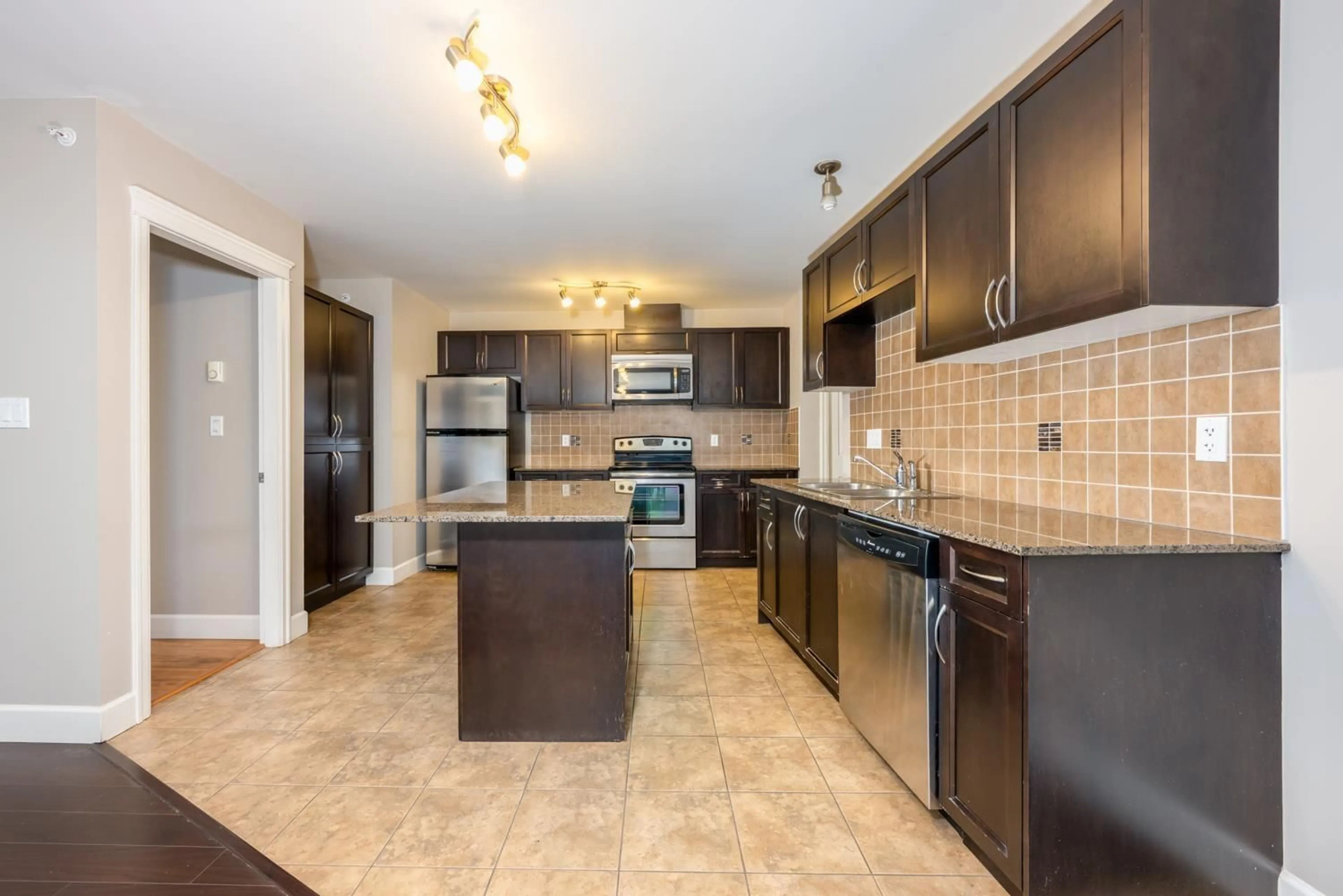 Open concept kitchen, ceramic/tile floor for 311 - 12088 75A AVENUE, Surrey British Columbia V3W1Y4