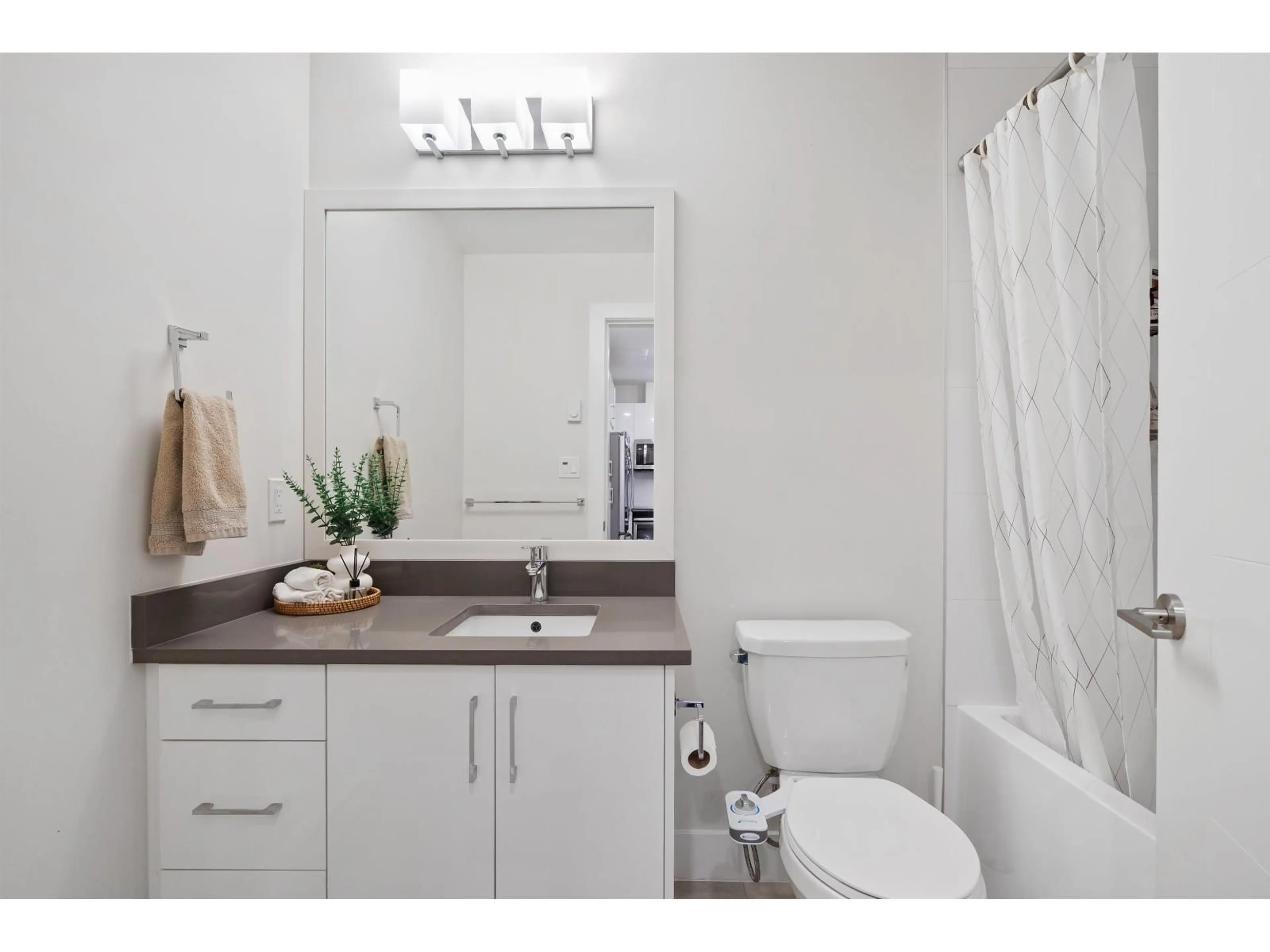 Standard bathroom, ceramic/tile floor for 113 - 15351 101 AVENUE, Surrey British Columbia V3R0G2