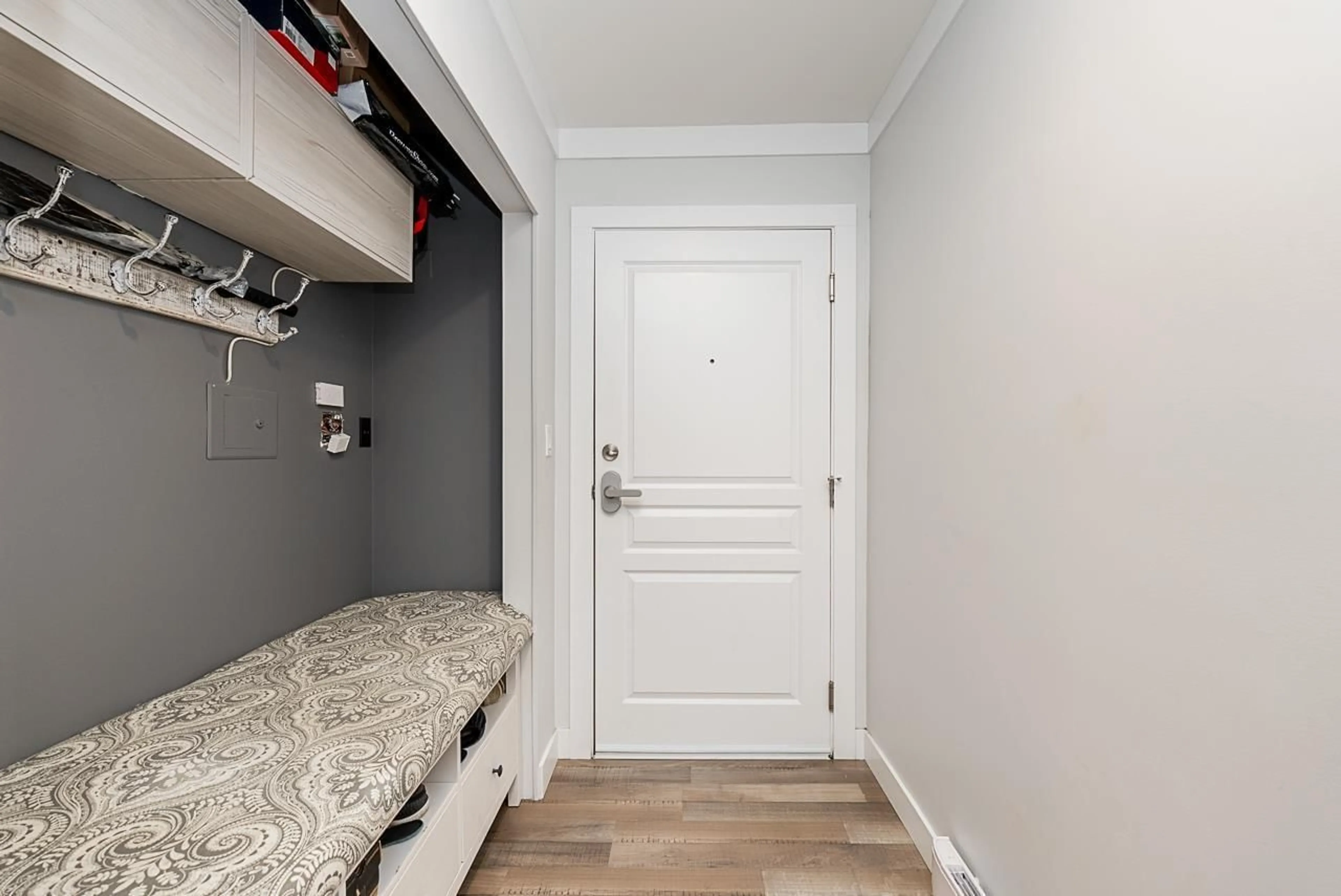 Indoor entryway for 410 - 13939 LAUREL DRIVE, Surrey British Columbia V3T1A8