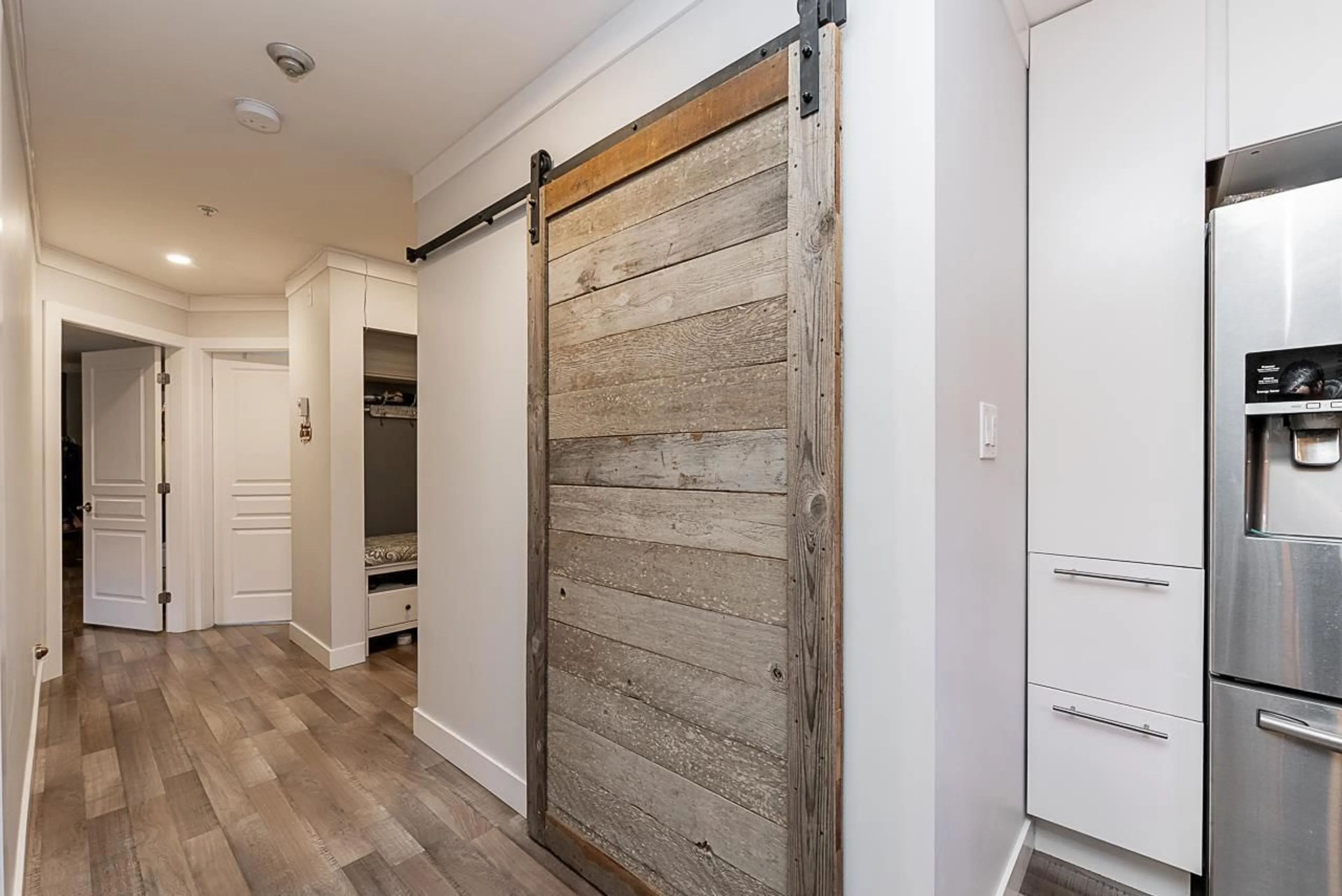 Indoor entryway for 410 - 13939 LAUREL DRIVE, Surrey British Columbia V3T1A8