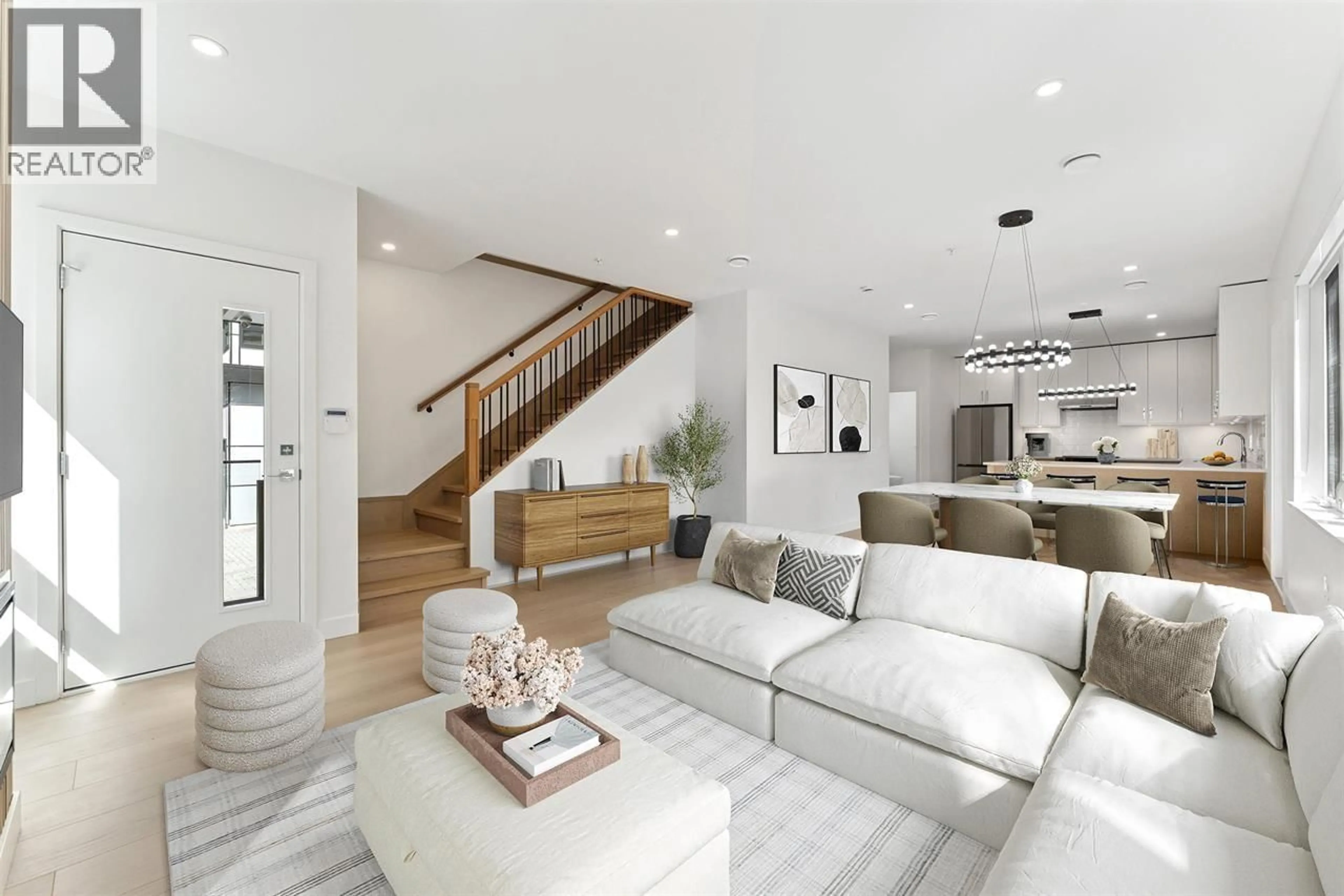 Living room with furniture, unknown for 842 ST. DENIS AVENUE, North Vancouver British Columbia V7J2G4