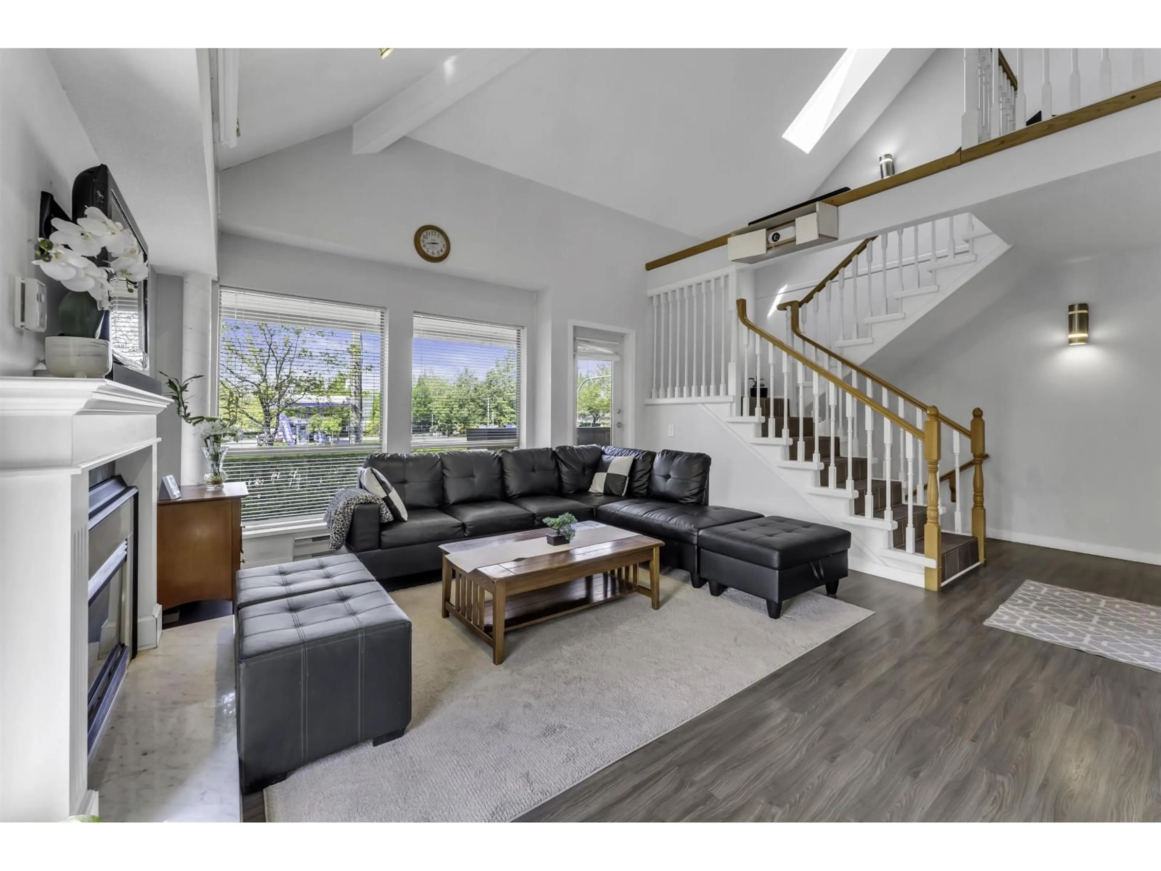 Living room with furniture, wood/laminate floor for 21 - 12172 72 AVENUE, Surrey British Columbia V3W2L9