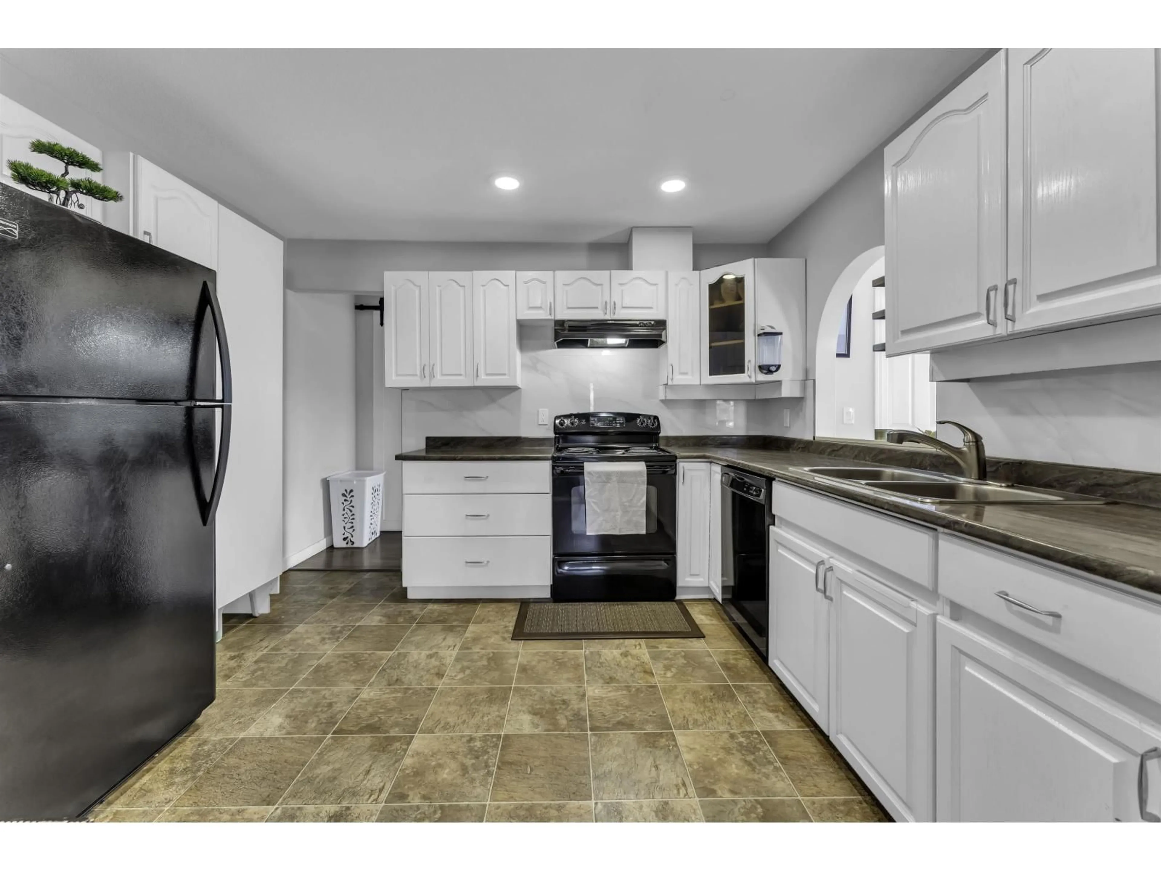 Standard kitchen, ceramic/tile floor for 21 - 12172 72 AVENUE, Surrey British Columbia V3W2L9