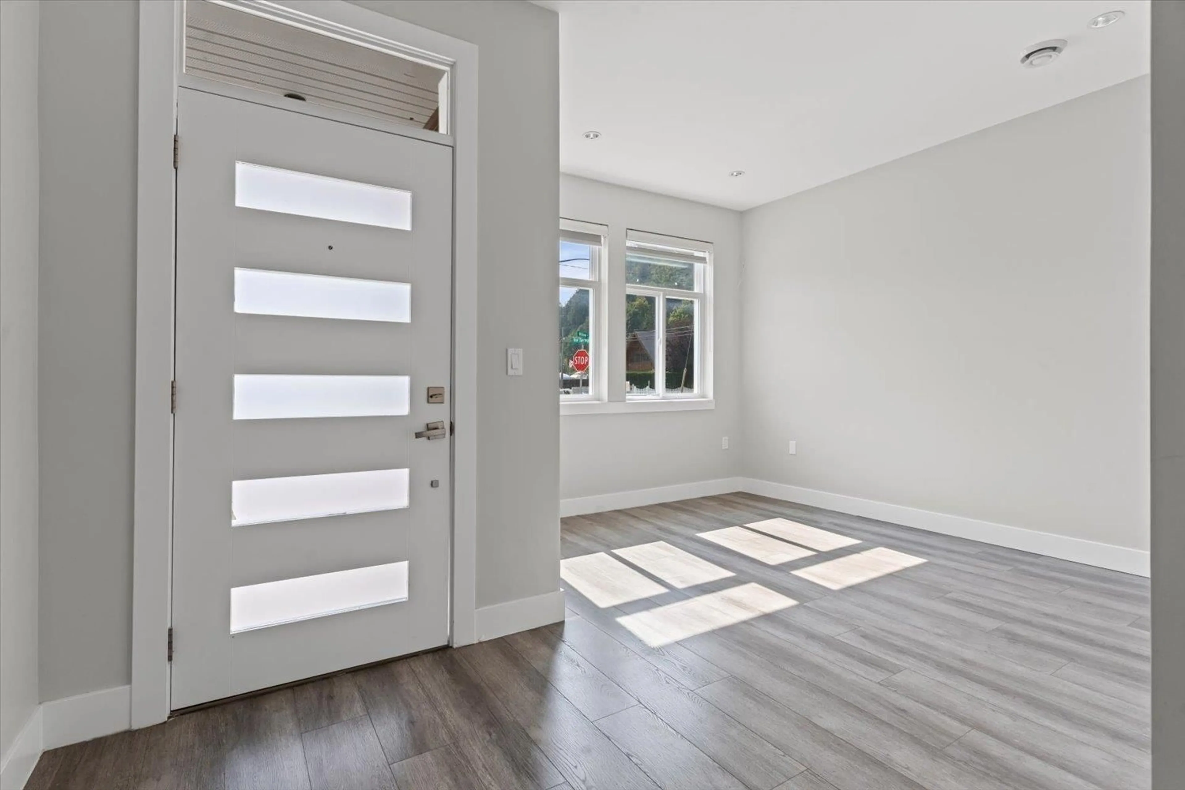 Indoor entryway for 853 WILLOW PLACE, Harrison Hot Springs British Columbia V0M1K0