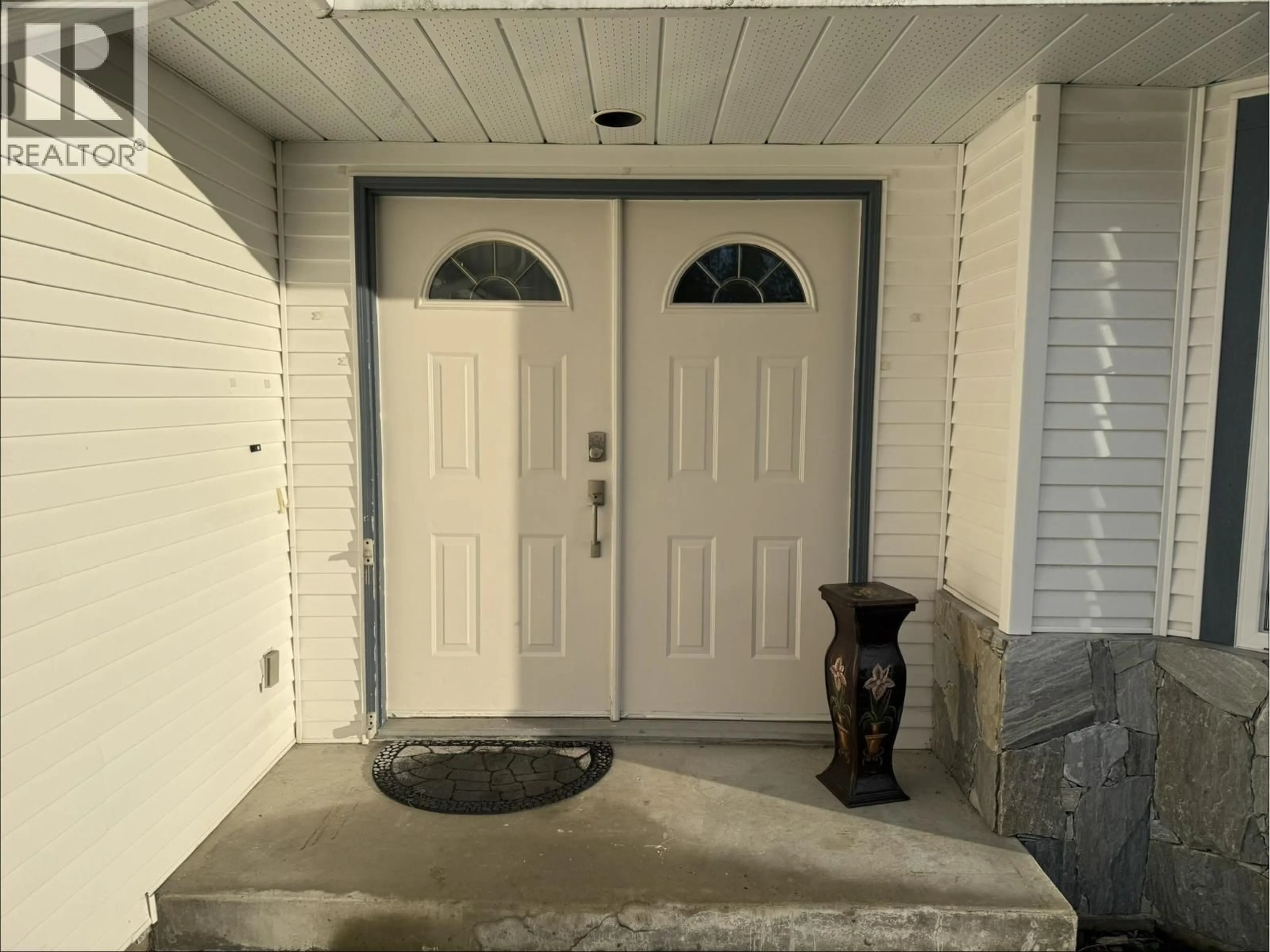 Indoor entryway for 522 EAGLECREST DRIVE, Gibsons British Columbia V0N1V8