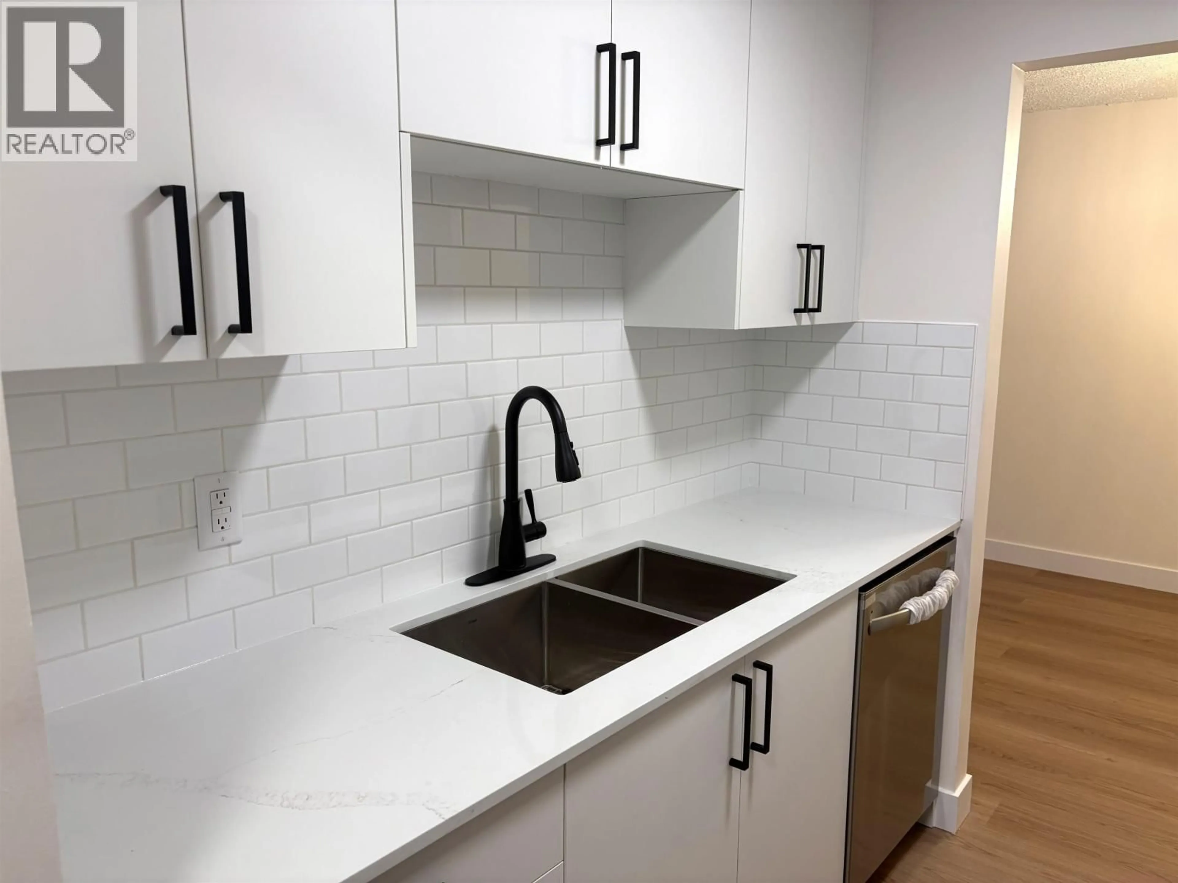 Standard kitchen, ceramic/tile floor for 102 - 200 WESTHILL PLACE, Port Moody British Columbia V3H1V2