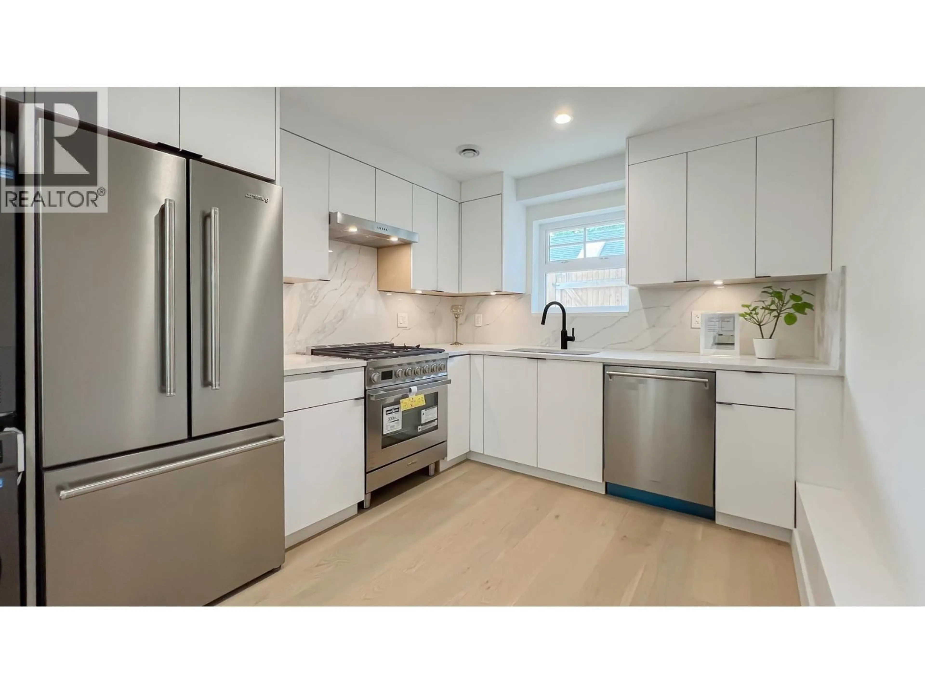 Open concept kitchen, ceramic/tile floor for 1155 KEEFER STREET, Vancouver British Columbia V6A1Z2