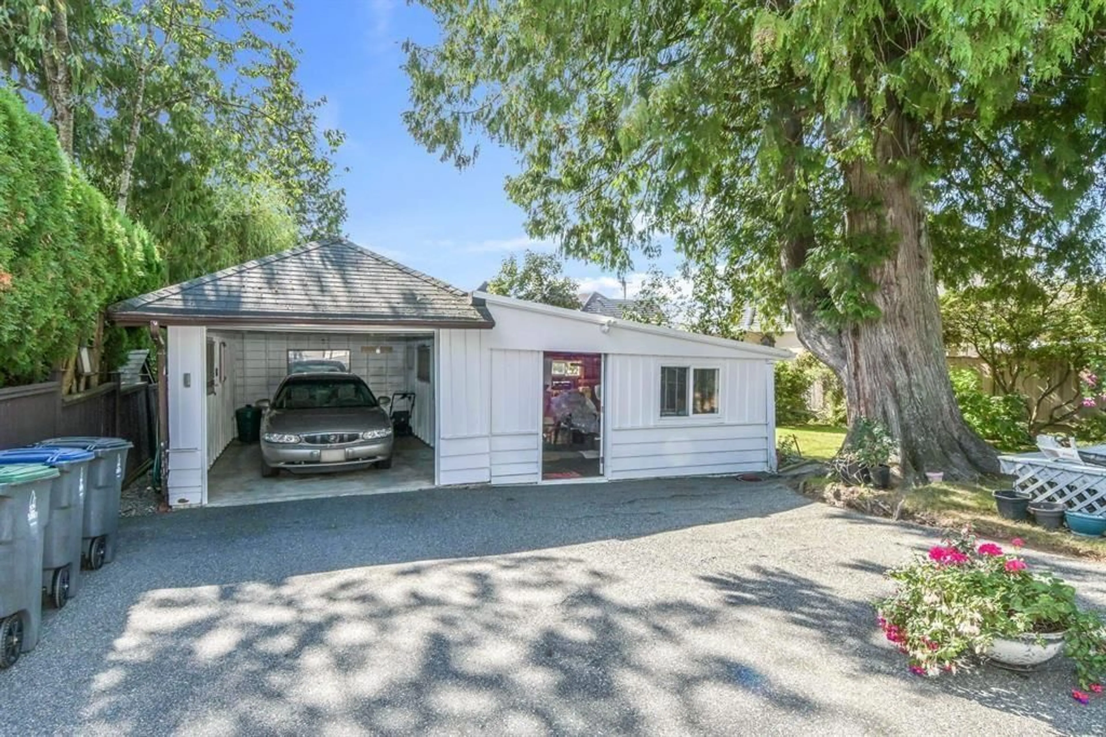 Indoor garage for 14022 92 AVENUE, Surrey British Columbia V3V1J5
