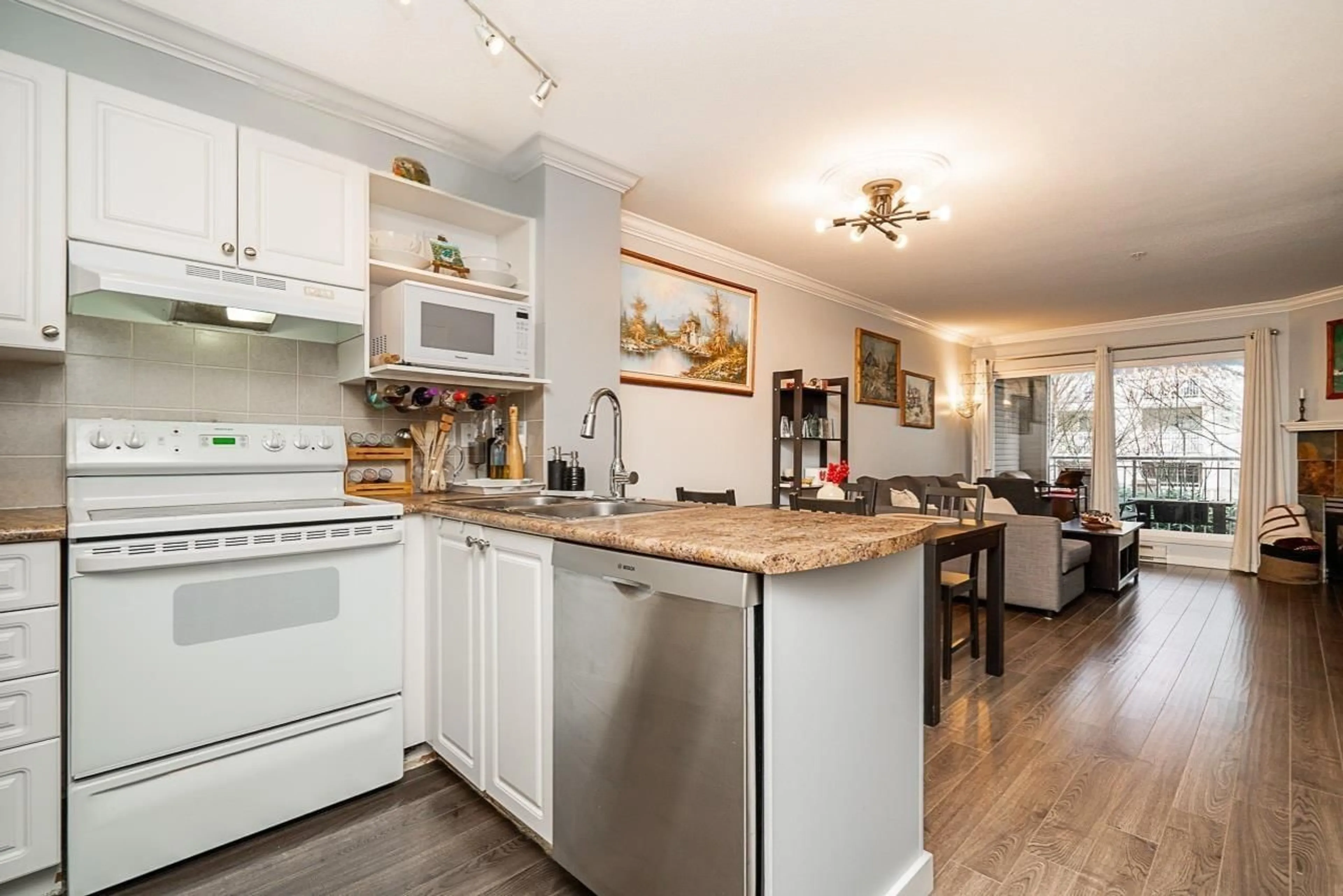 Open concept kitchen, wood/laminate floor for 314 - 6359 198 STREET, Langley British Columbia V2Y2E3
