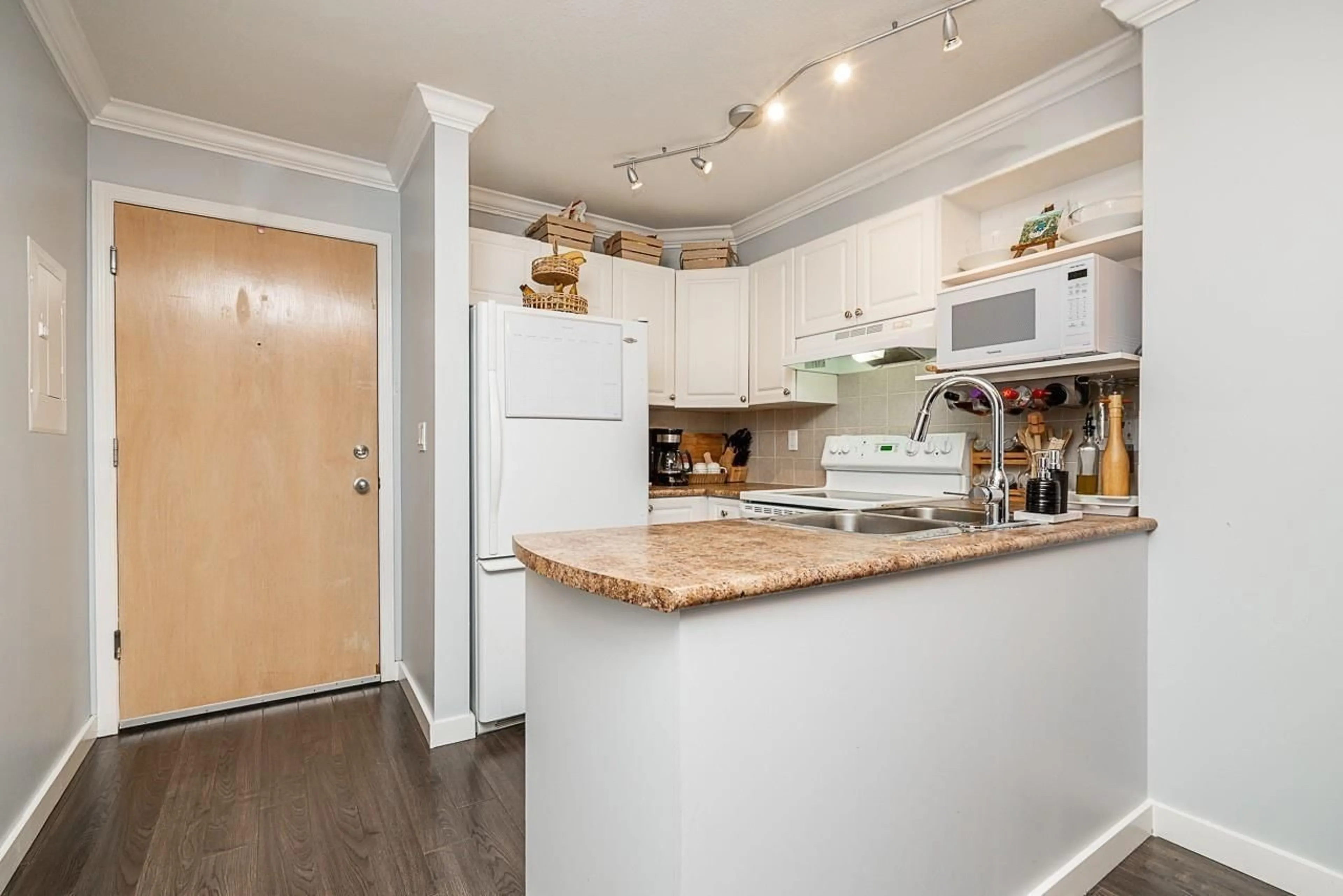 Standard kitchen, wood/laminate floor for 314 - 6359 198 STREET, Langley British Columbia V2Y2E3