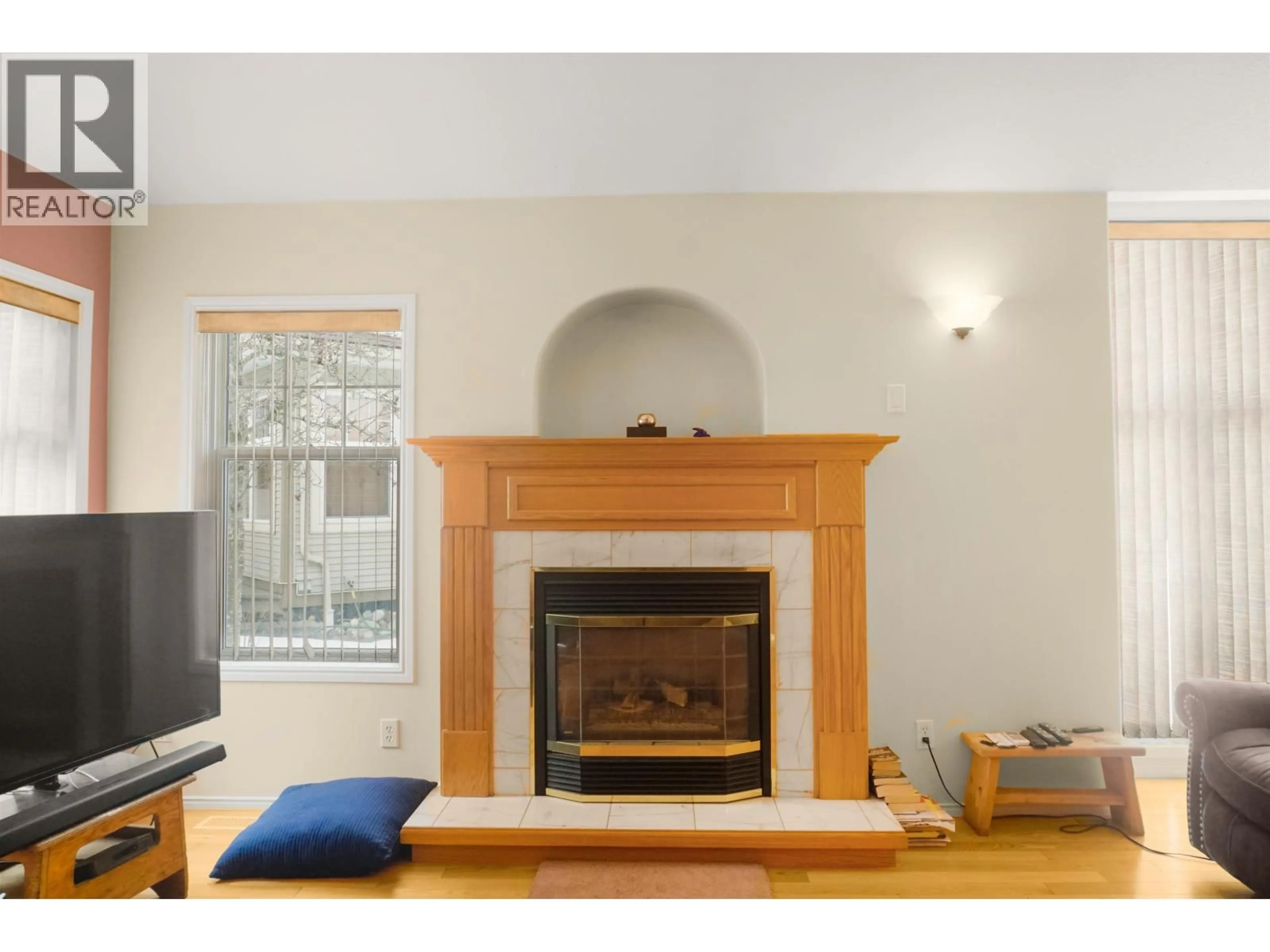 Living room with furniture, wood/laminate floor for 9 - 32 CREED STREET, Kitimat British Columbia V8C2P3