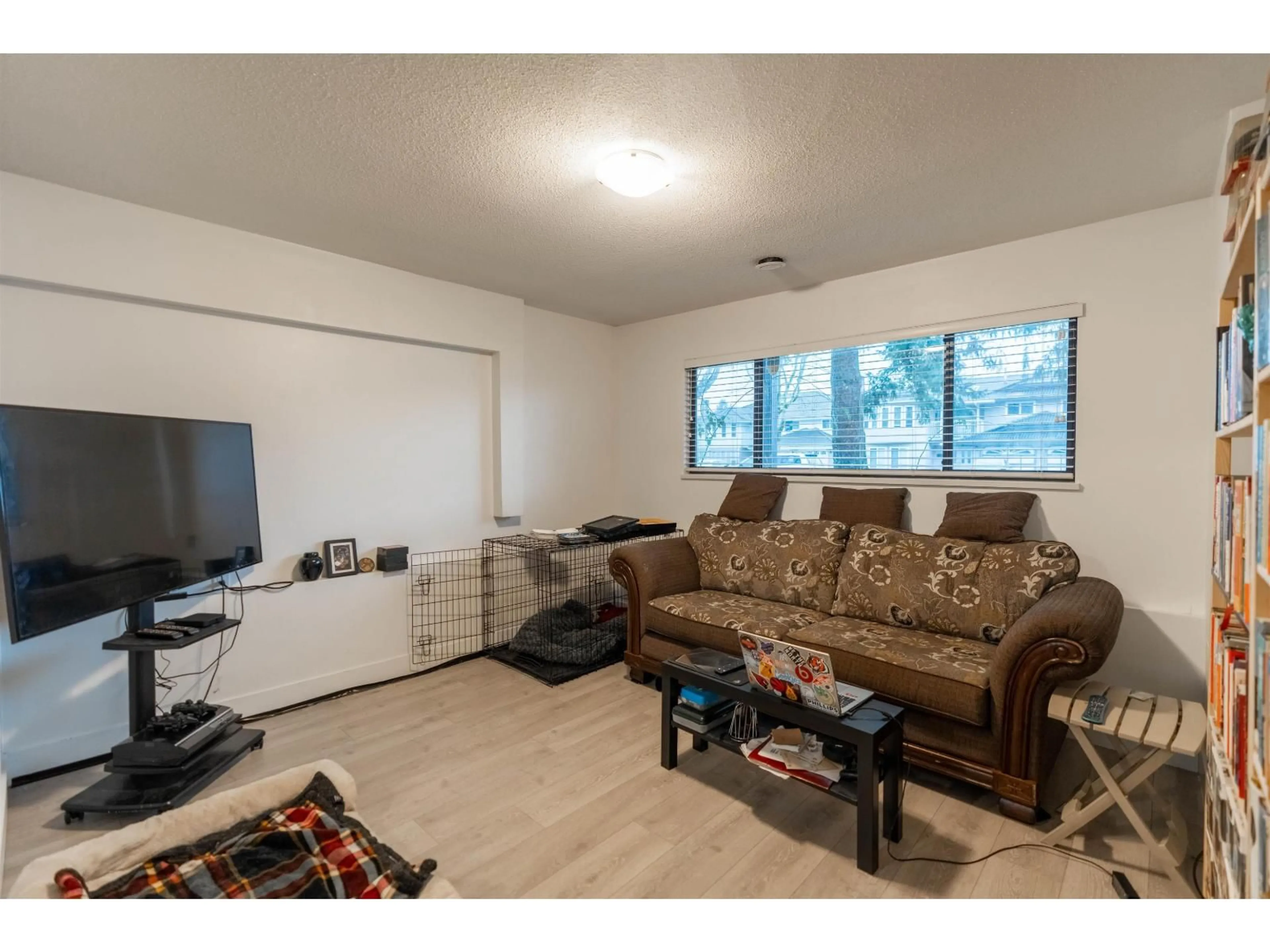 Living room with furniture, wood/laminate floor for 13933 90A AVENUE, Surrey British Columbia V3V6Z7