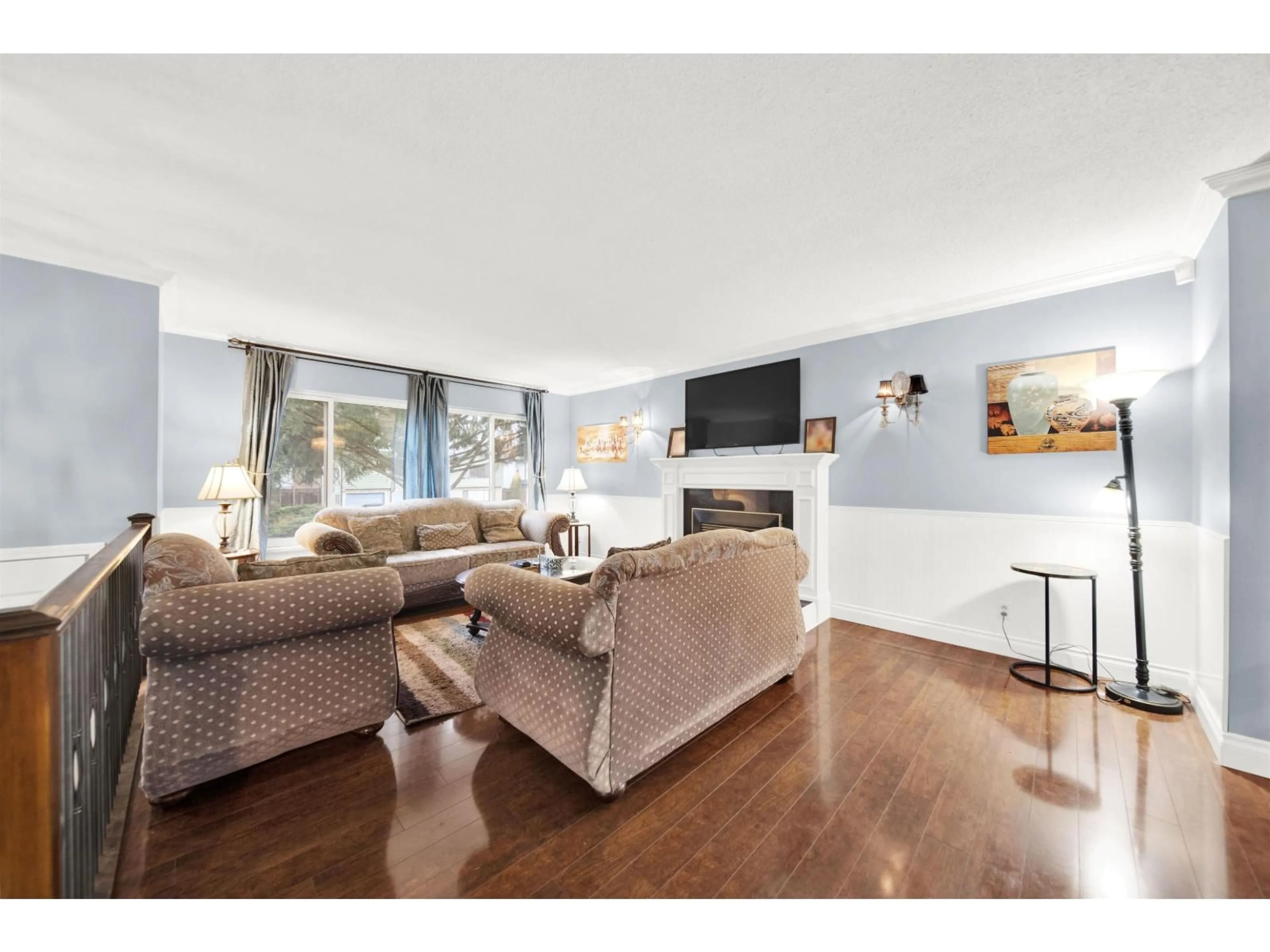 Living room with furniture, wood/laminate floor for 12754 CAMPBELL PLACE, Surrey British Columbia V3V6C8