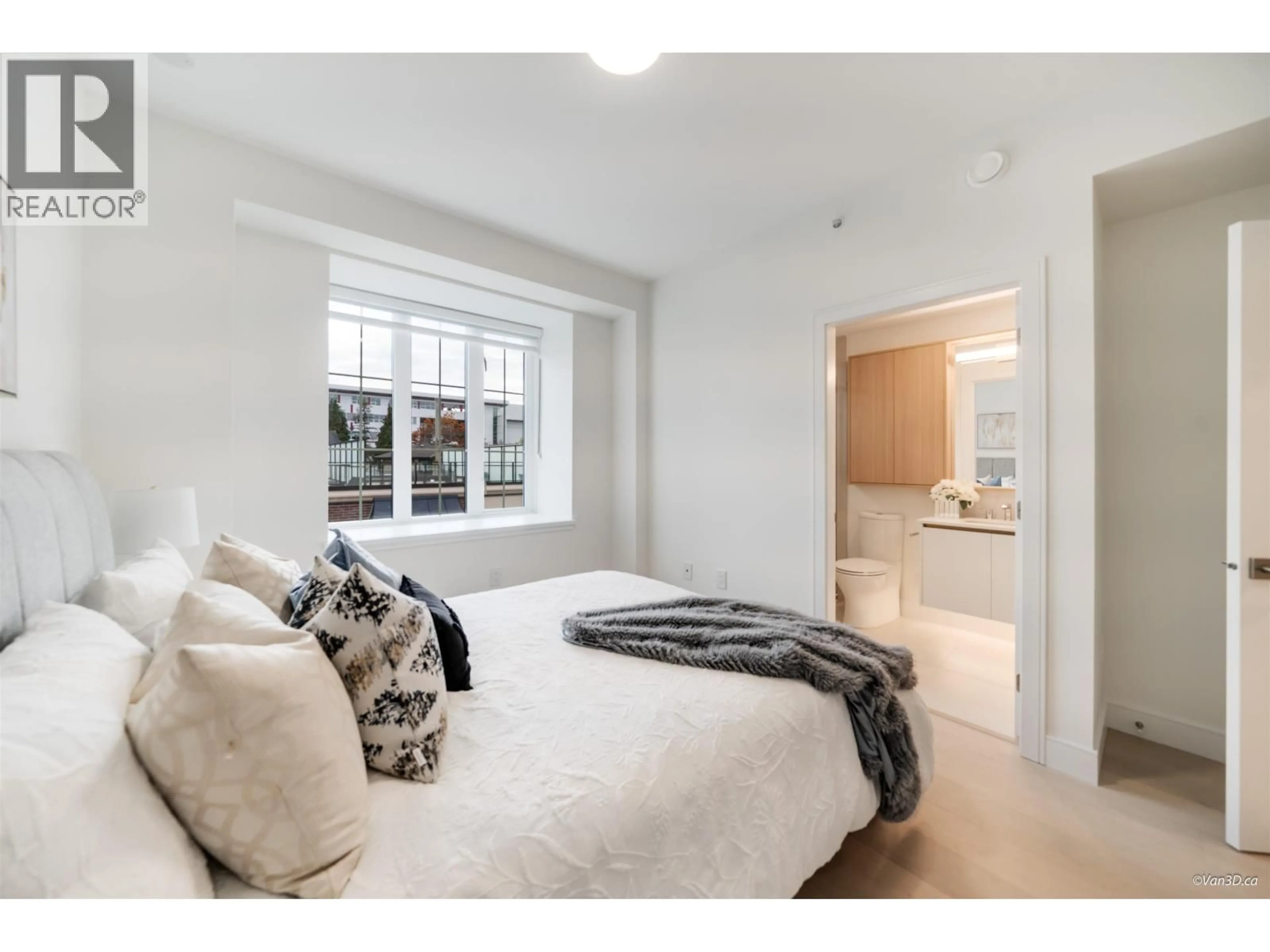 Bedroom with bed, unknown for 208 - 918 32ND STREET, Vancouver British Columbia V5Z2K2