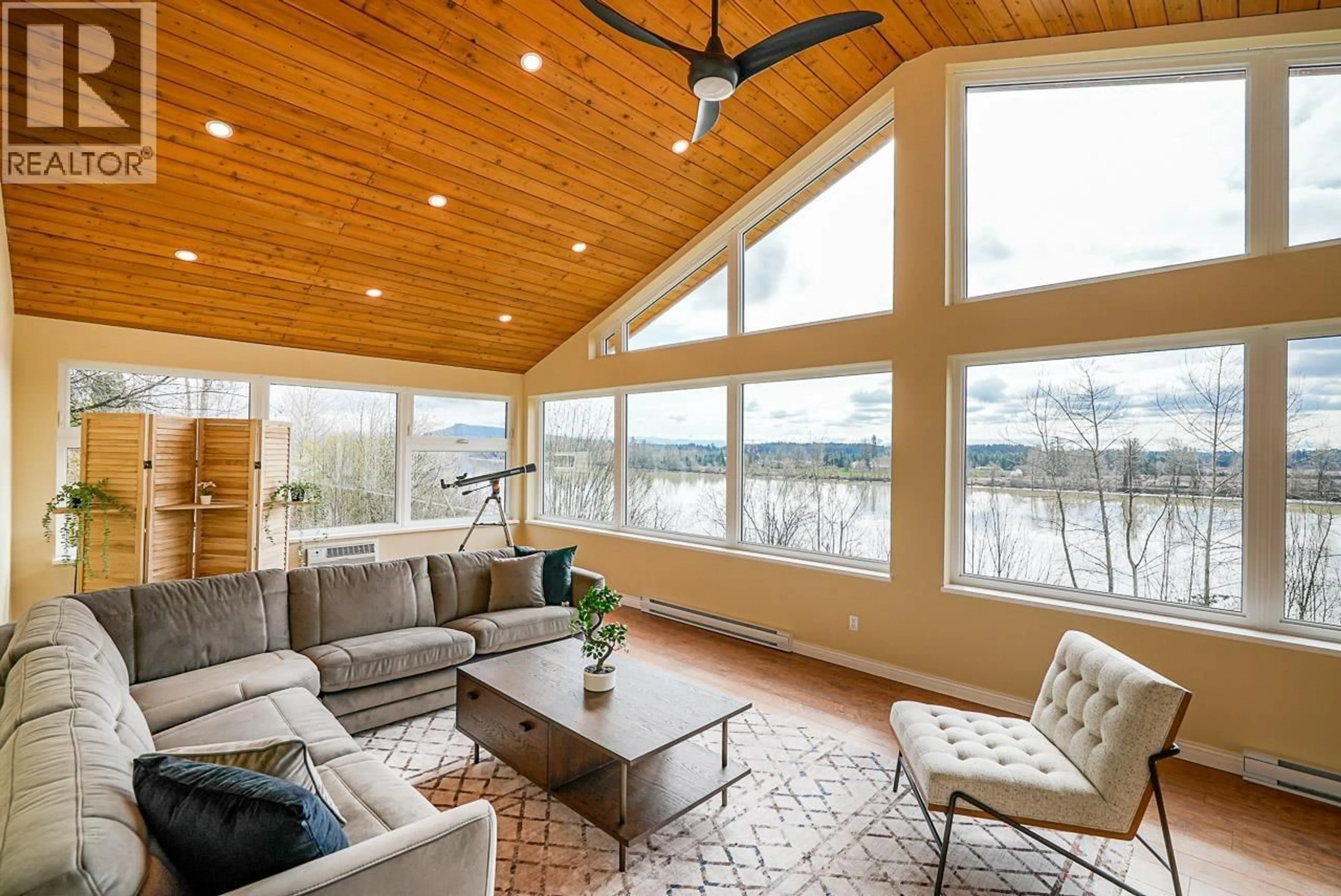 Living room with furniture, wood/laminate floor for 11502 WOOD STREET, Maple Ridge British Columbia V2X4Z9