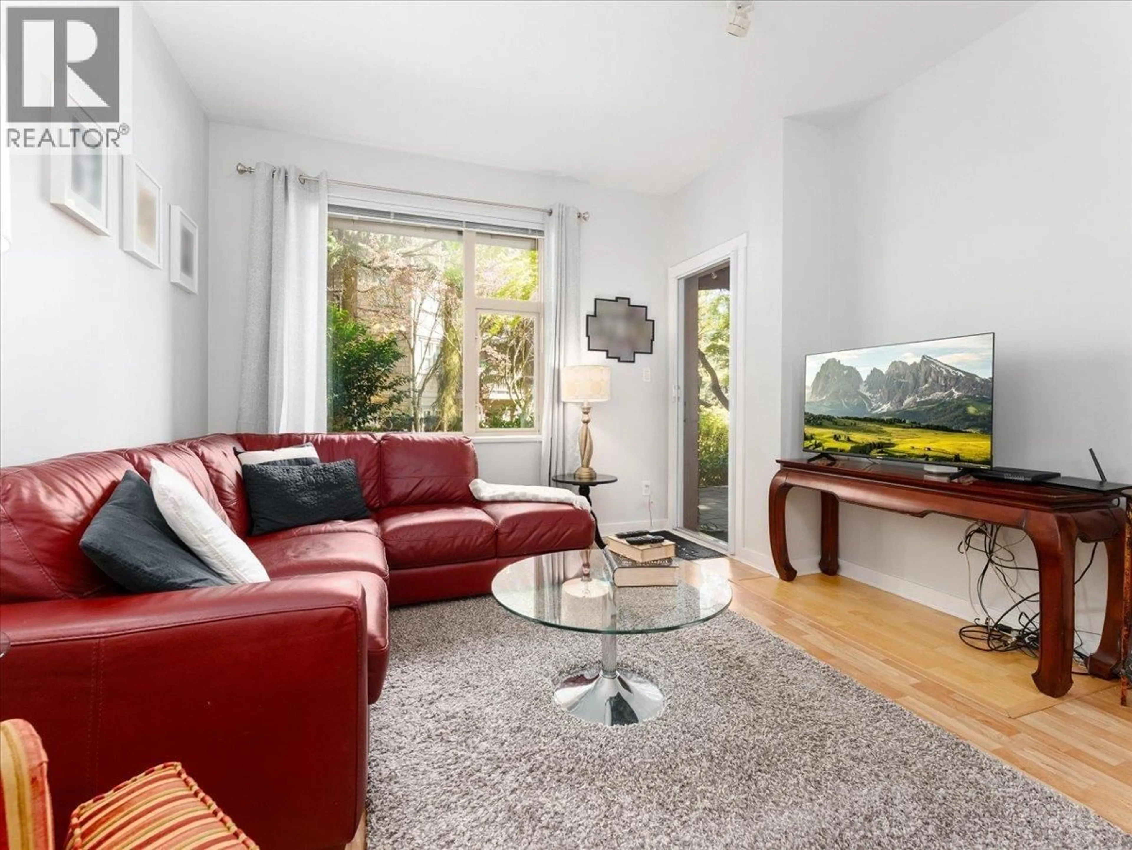 Living room with furniture, unknown for 107 - 675 PARK CRESCENT, New Westminster British Columbia V3L5W4