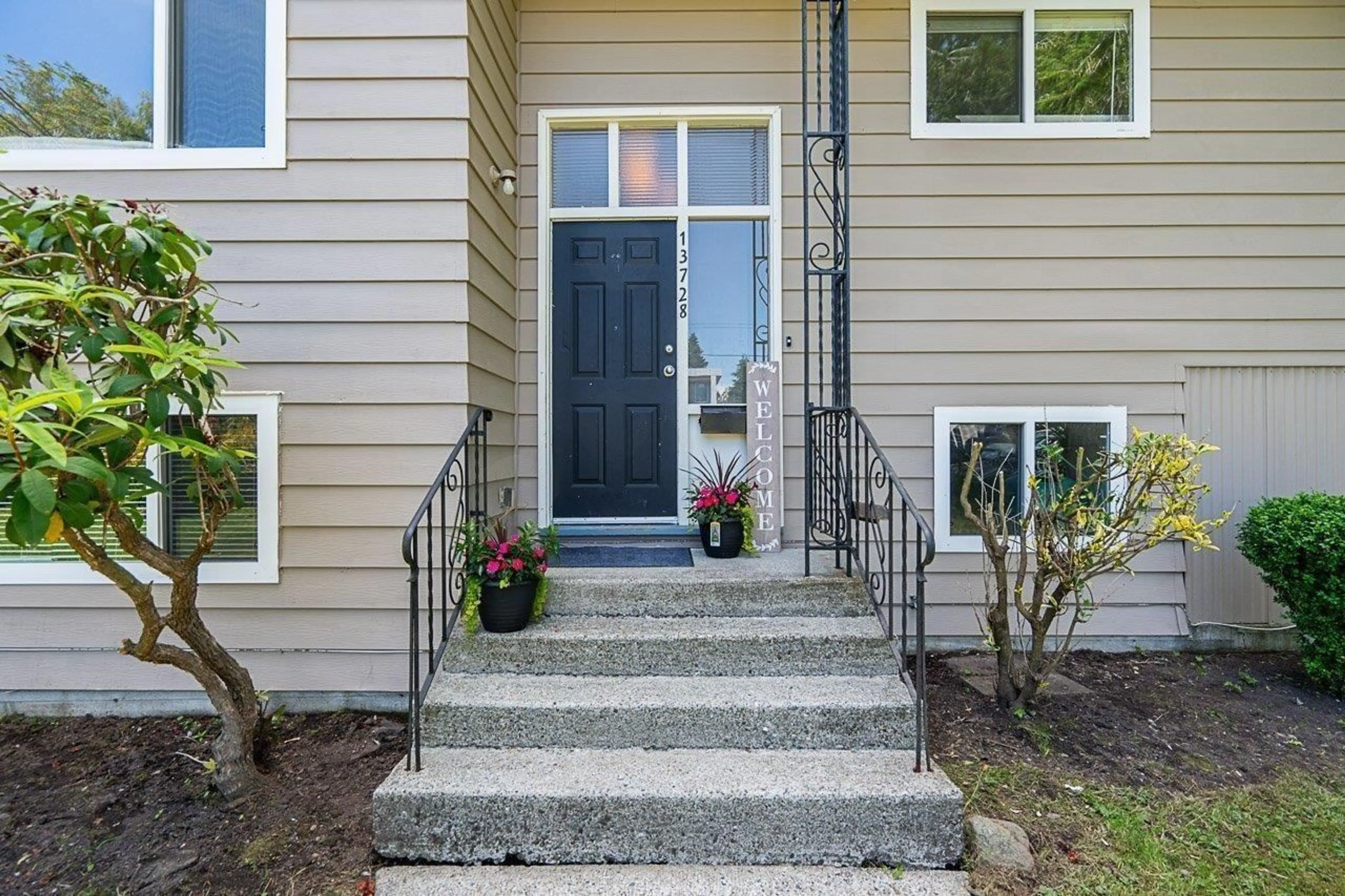 Indoor entryway for 13728 BLACKBURN AVENUE, White Rock British Columbia V4B3B6