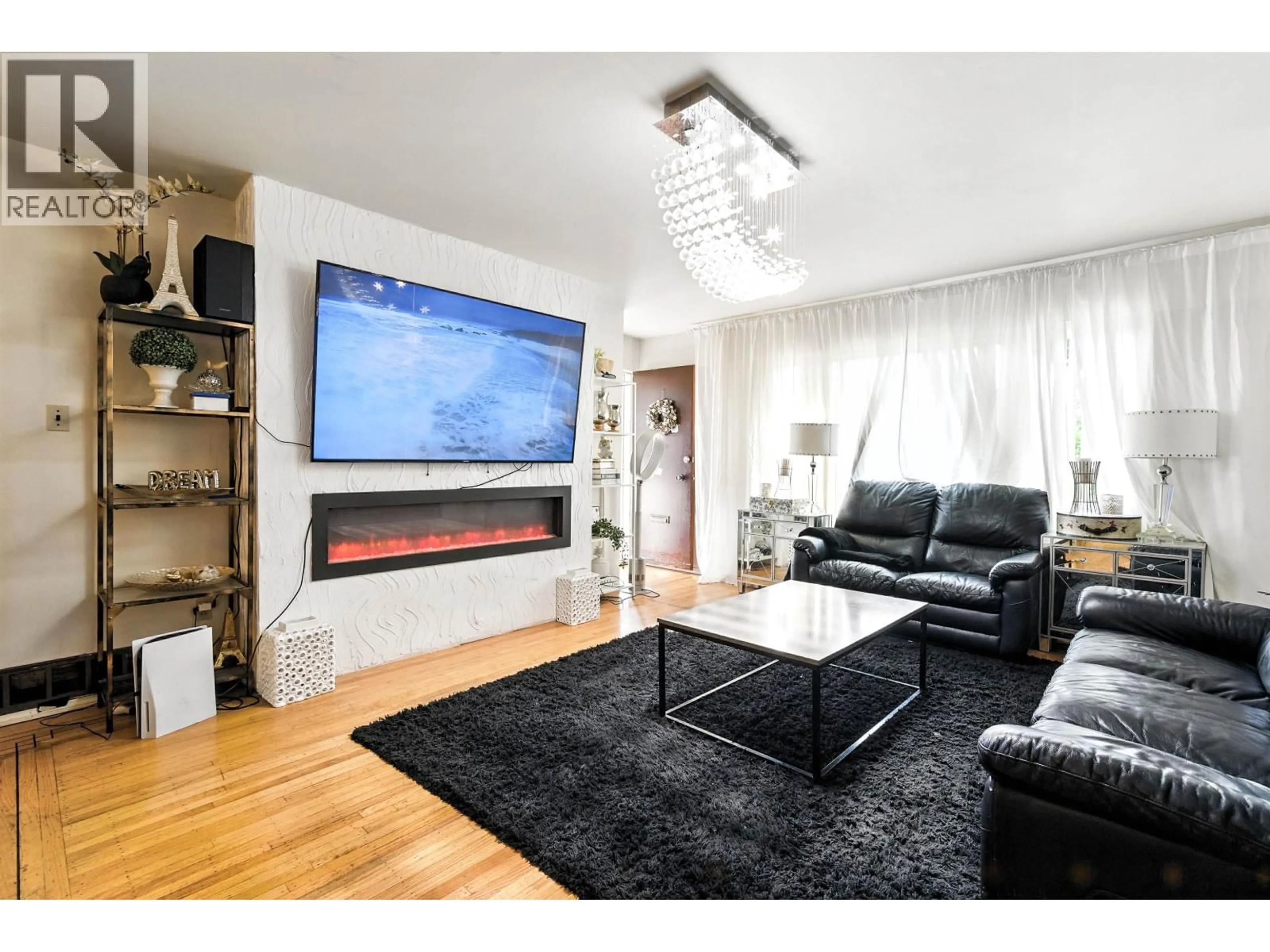 Living room with furniture, wood/laminate floor for 4987 HOY STREET, Vancouver British Columbia V5R4N6