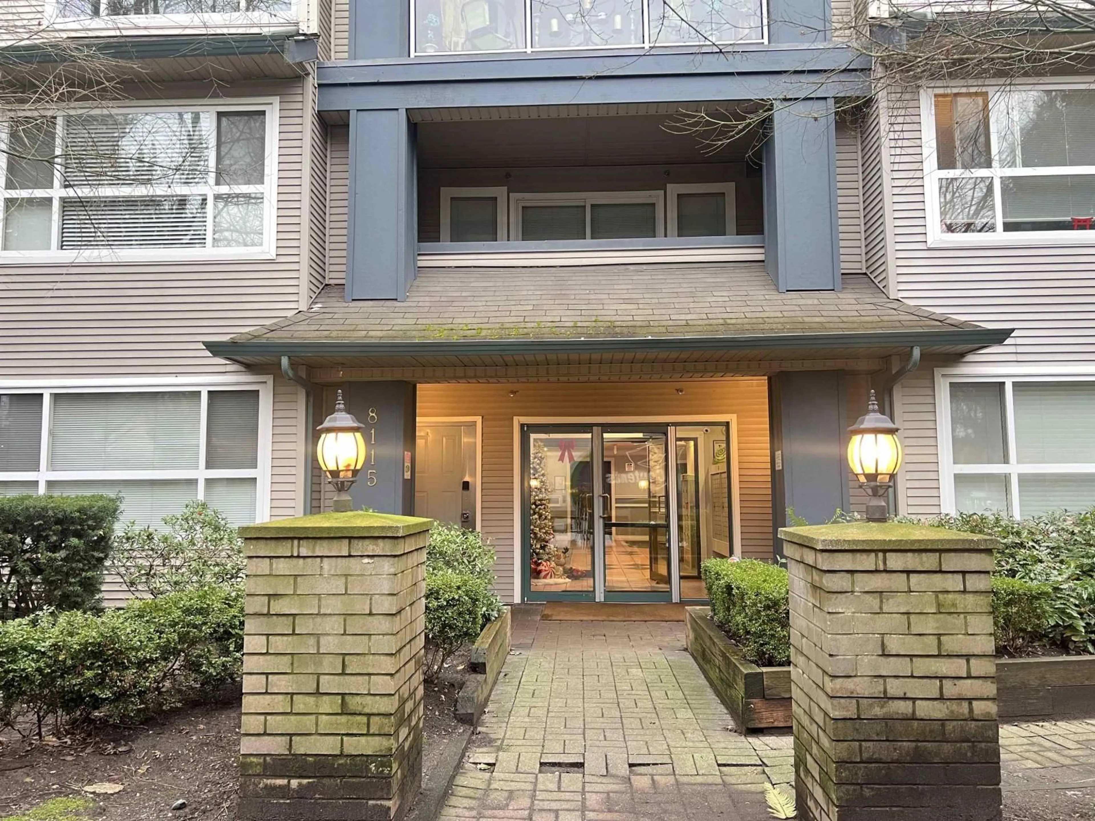 Indoor entryway for 303 - 8115 121A STREET, Surrey British Columbia V3W1J2