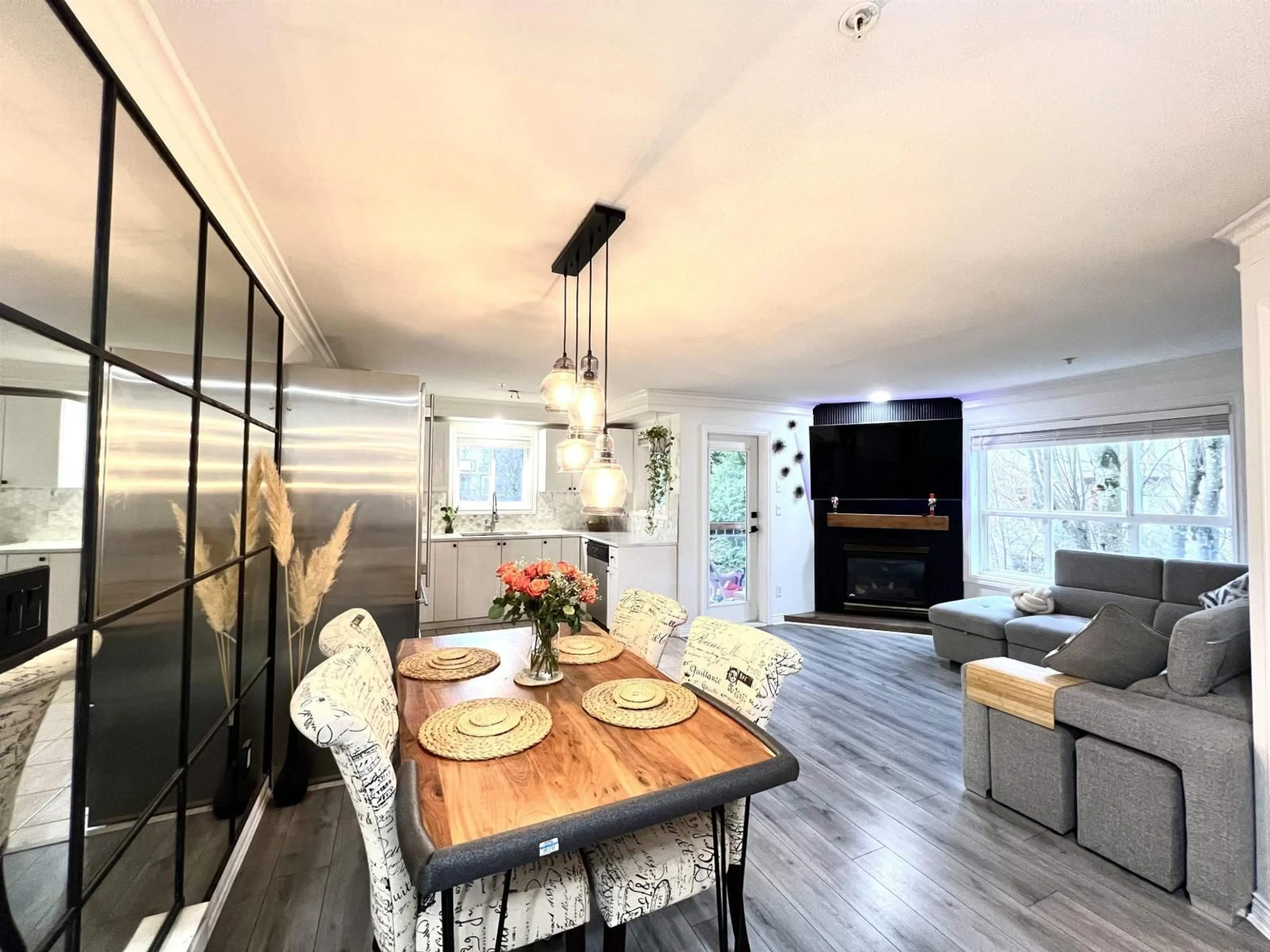 Open concept kitchen, wood/laminate floor for 303 - 8115 121A STREET, Surrey British Columbia V3W1J2