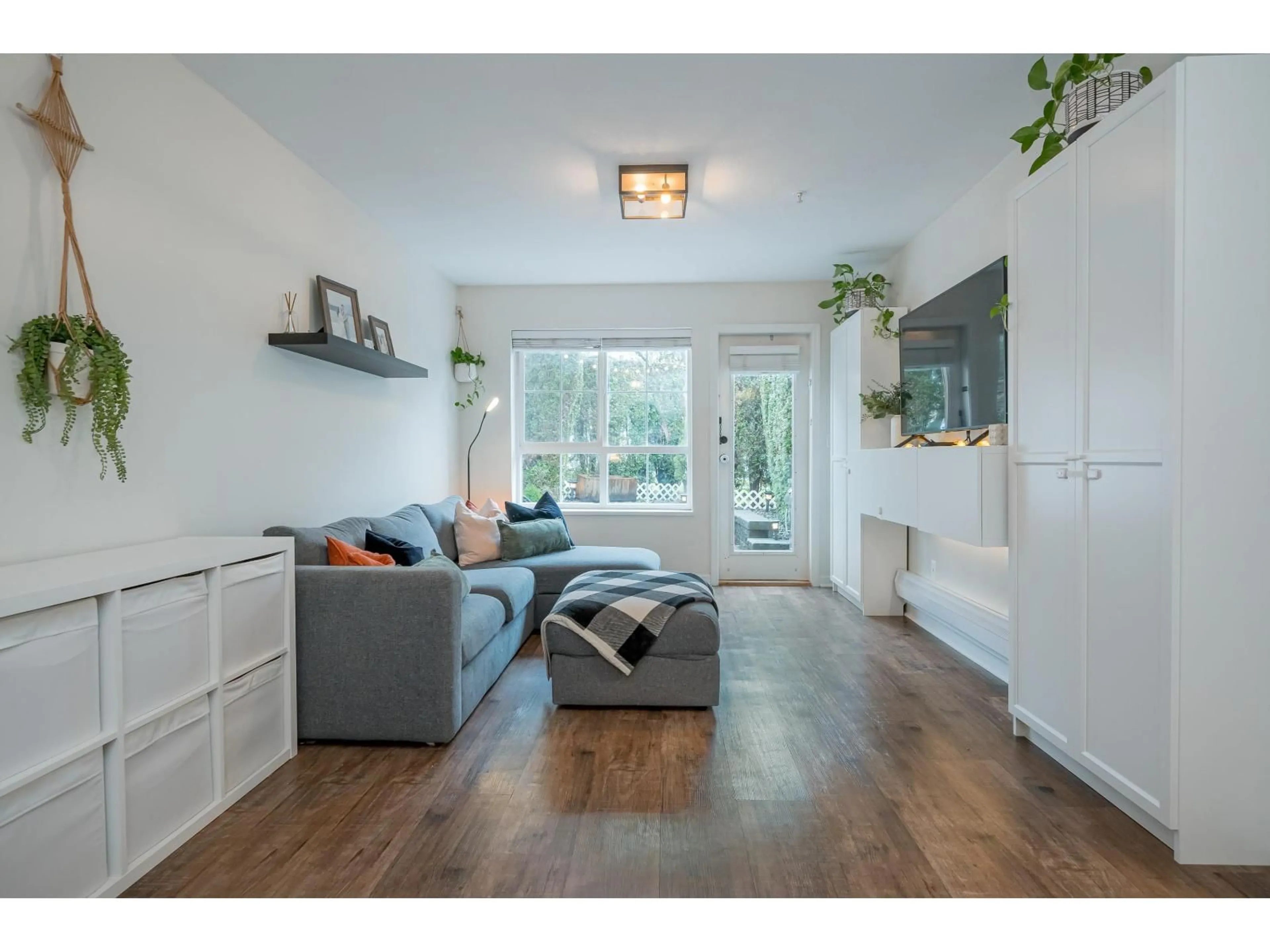 Living room with furniture, wood/laminate floor for 5 - 8930 WALNUT GROVE DRIVE, Langley British Columbia V1M3K2