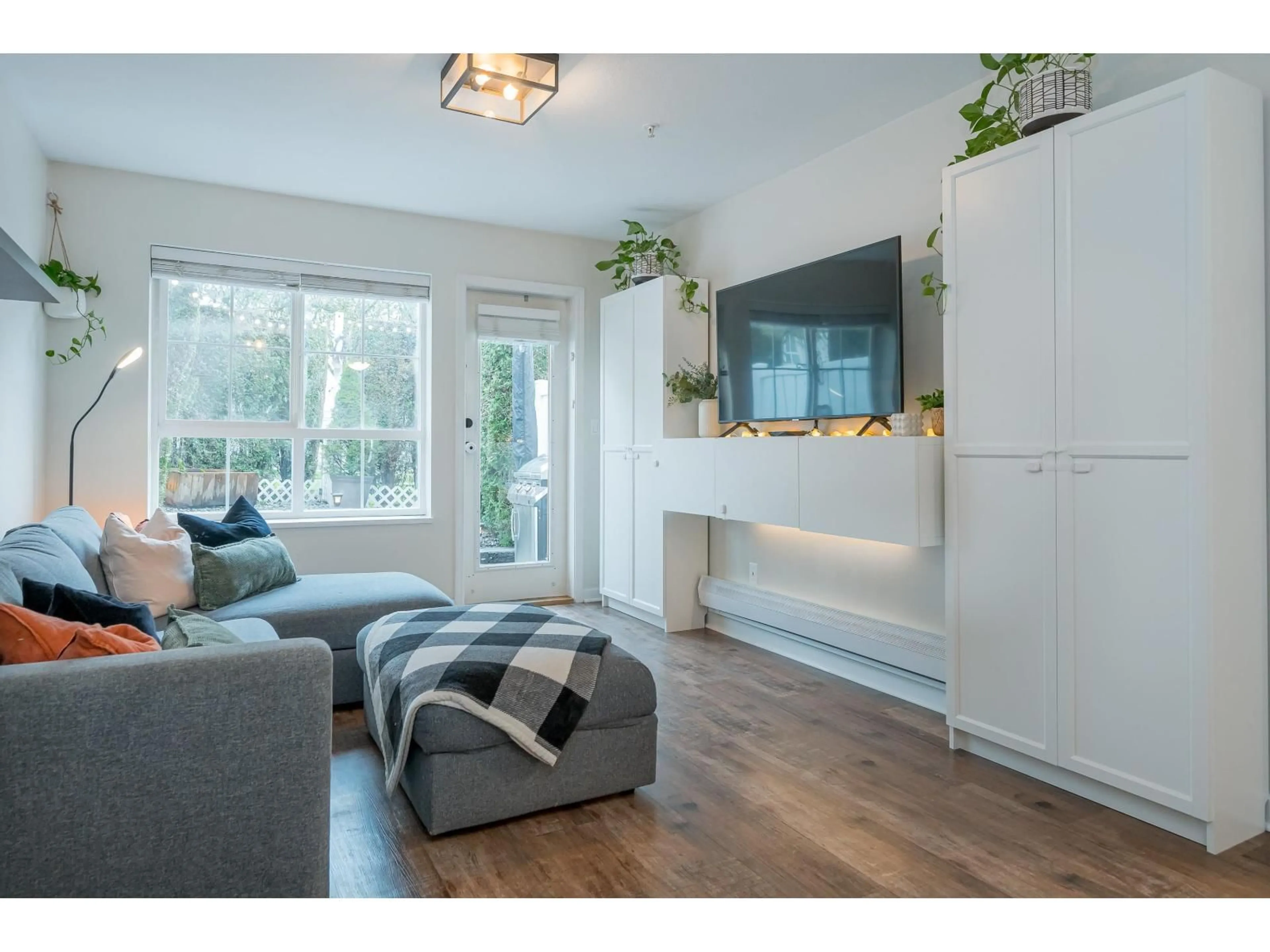 Living room with furniture, wood/laminate floor for 5 - 8930 WALNUT GROVE DRIVE, Langley British Columbia V1M3K2