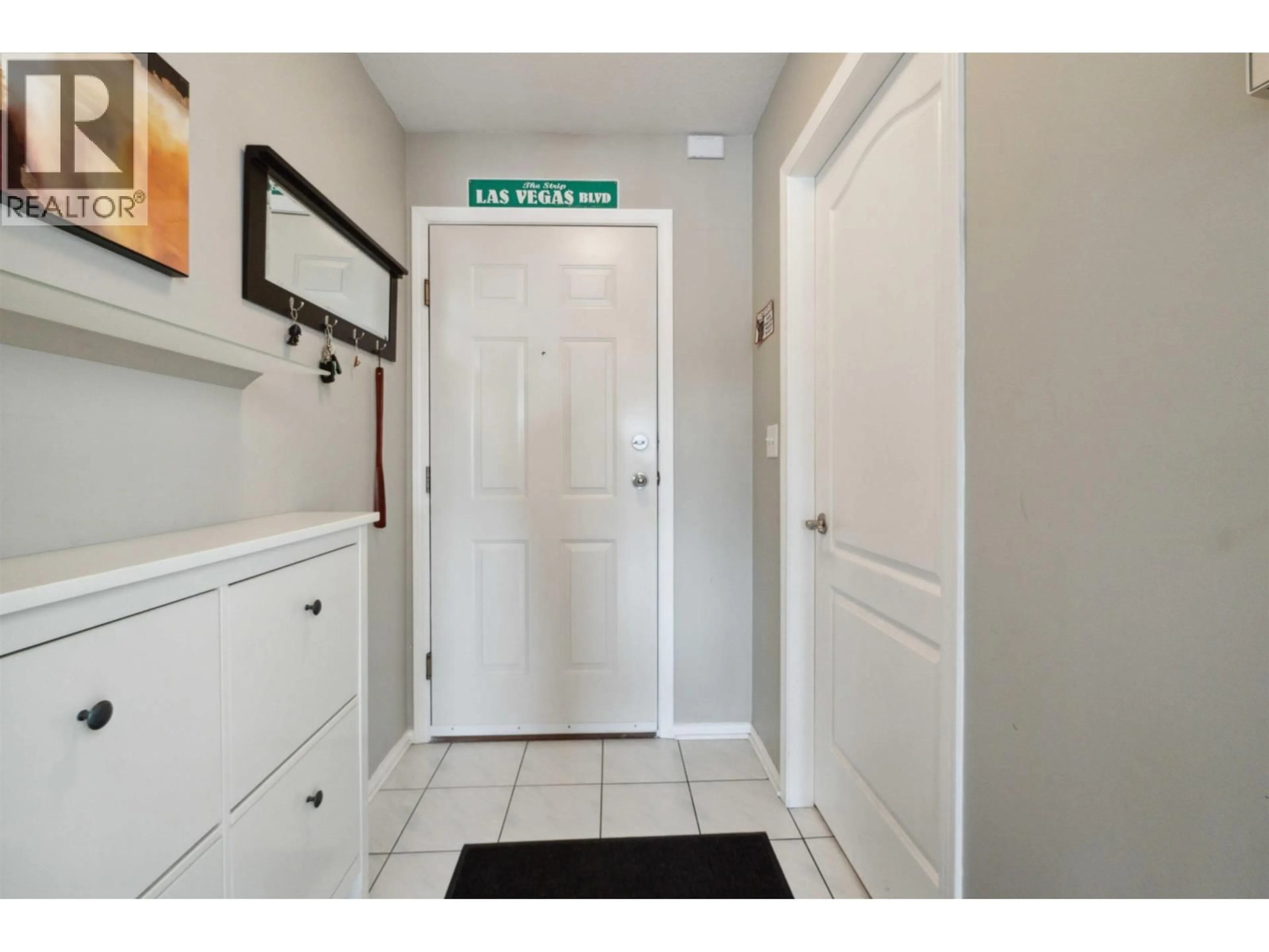 Indoor entryway for 402 - 12025 207A STREET, Maple Ridge British Columbia V2X0R3