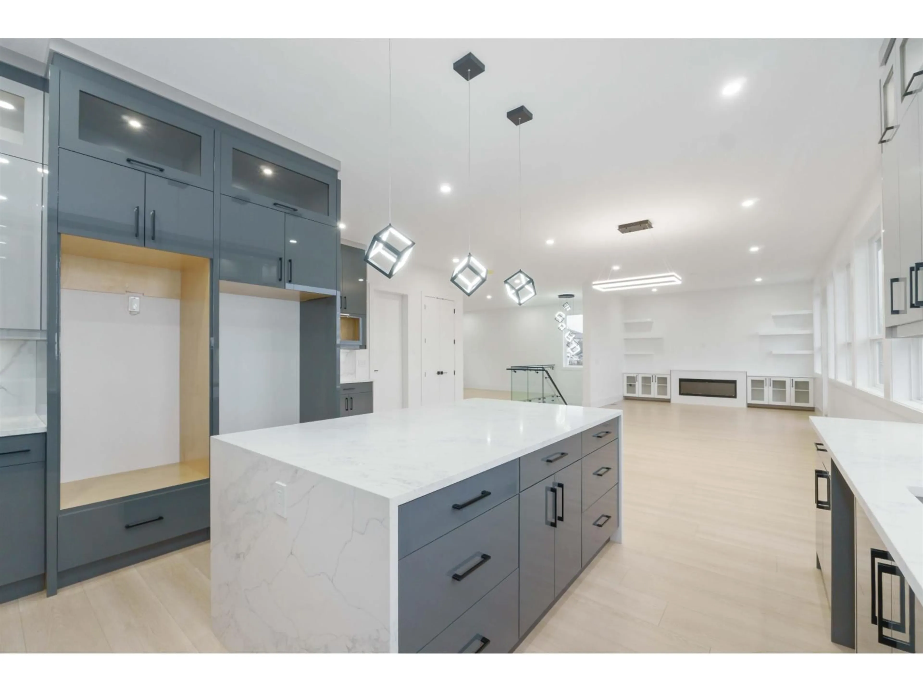 Open concept kitchen, ceramic/tile floor for 35656 CANTERBURY AVENUE, Abbotsford British Columbia V3G1G2