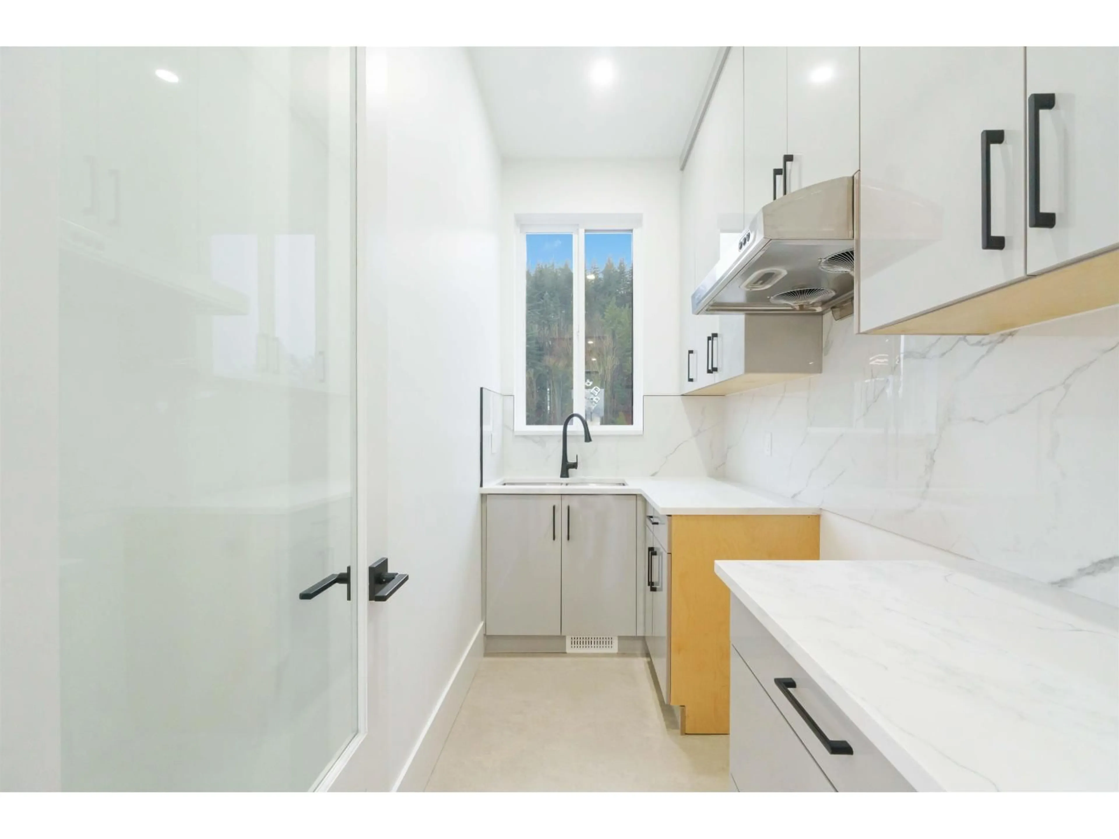 Standard kitchen, ceramic/tile floor for 35656 CANTERBURY AVENUE, Abbotsford British Columbia V3G1G2