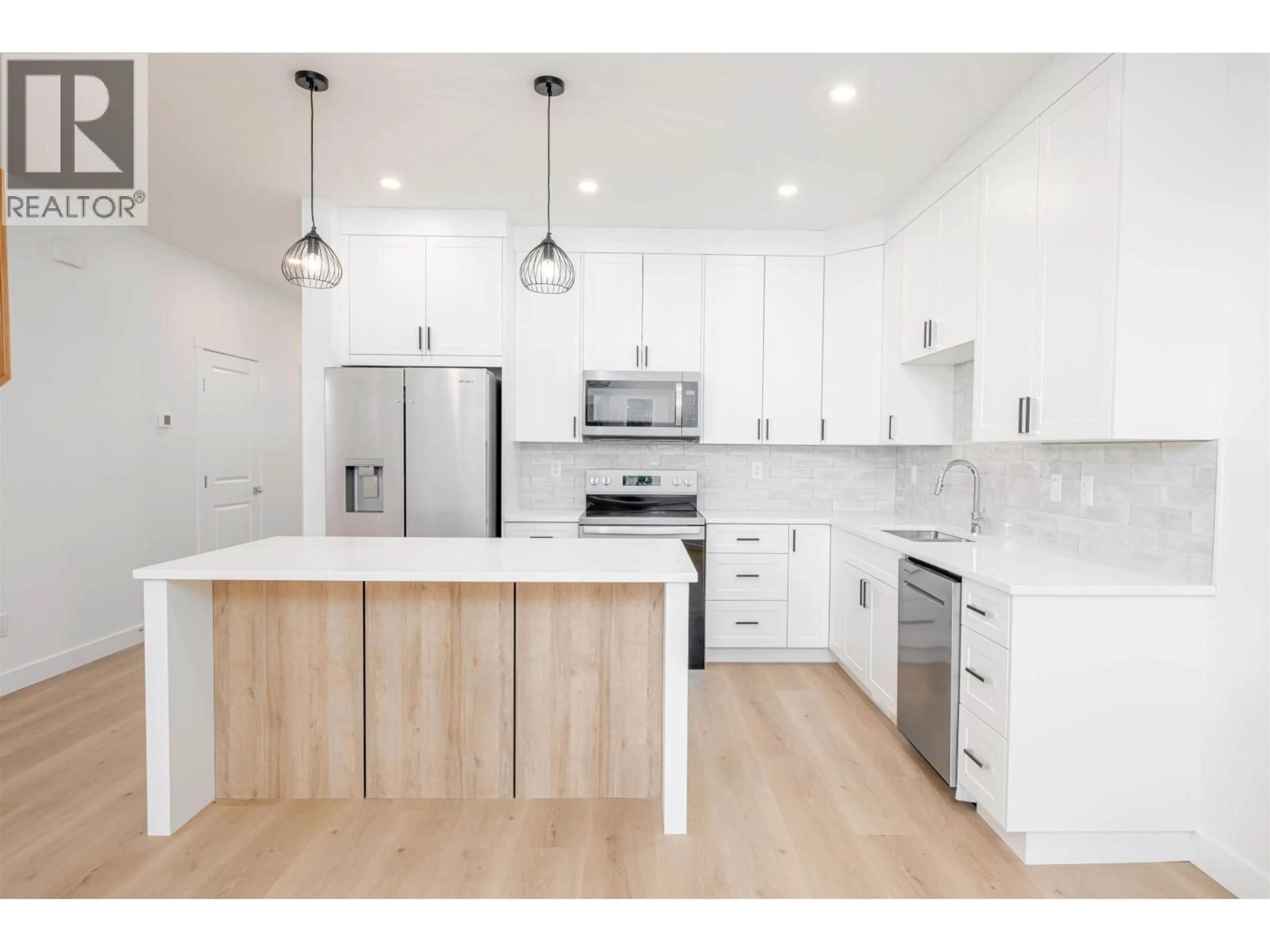 Open concept kitchen, wood/laminate floor for 102 - 7785 SOUTHRIDGE AVENUE, Prince George British Columbia V2N6S4