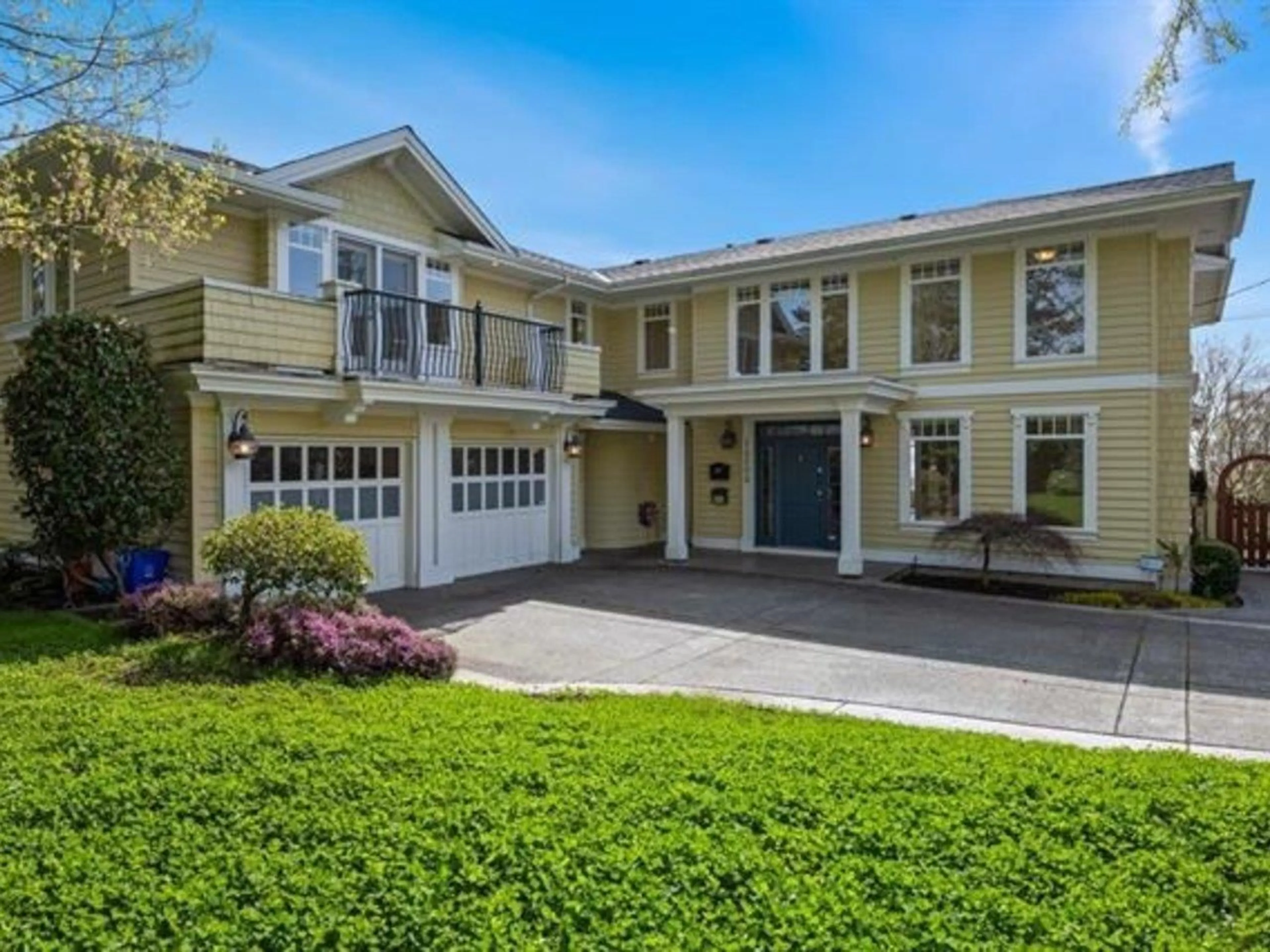 Home with vinyl exterior material, street for 14008 MARINE DRIVE, White Rock British Columbia V4B1A7