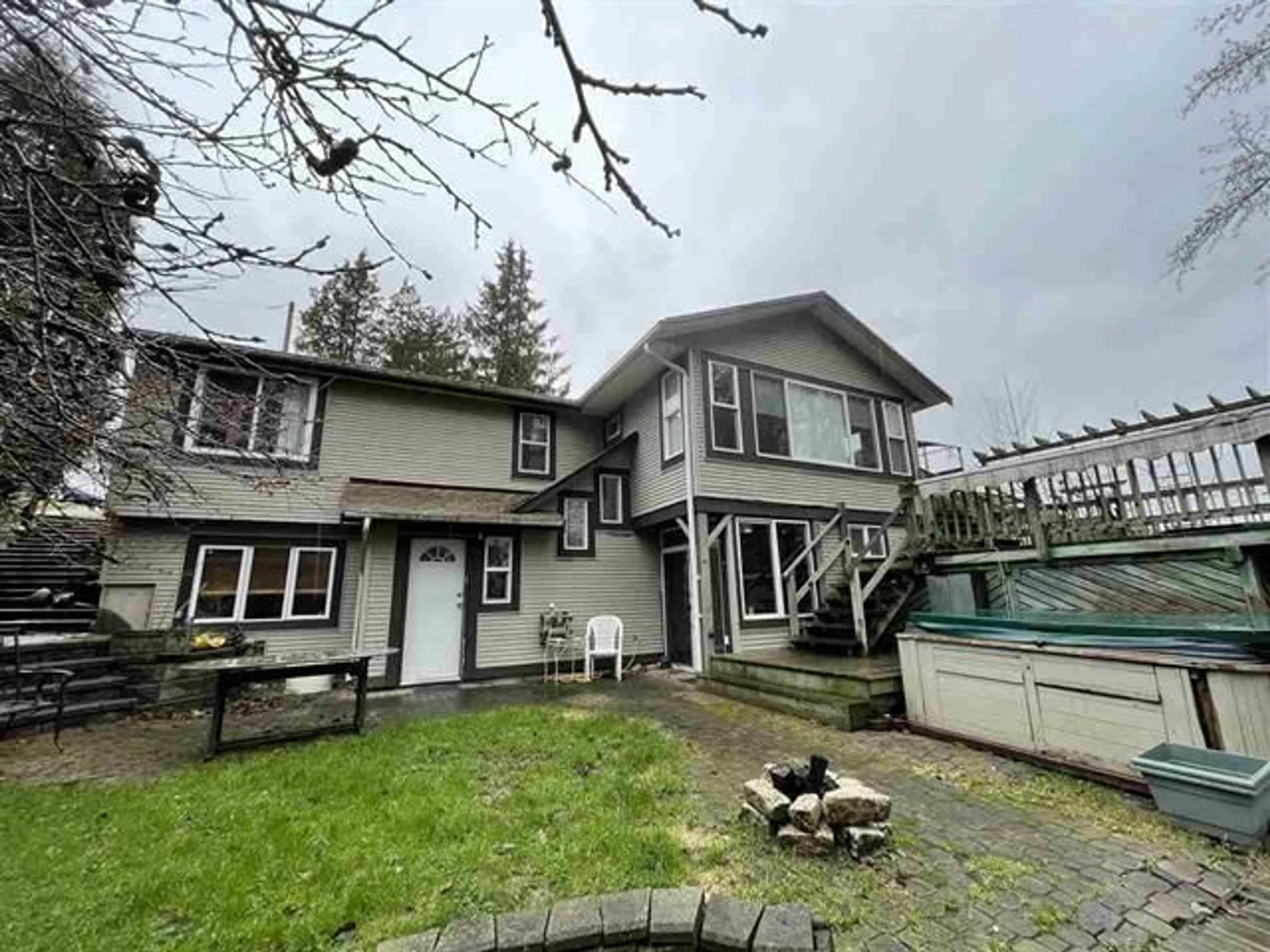 A pic from outside/outdoor area/front of a property/back of a property/a pic from drone, unknown for 7794 141B STREET, Surrey British Columbia V3W6J7