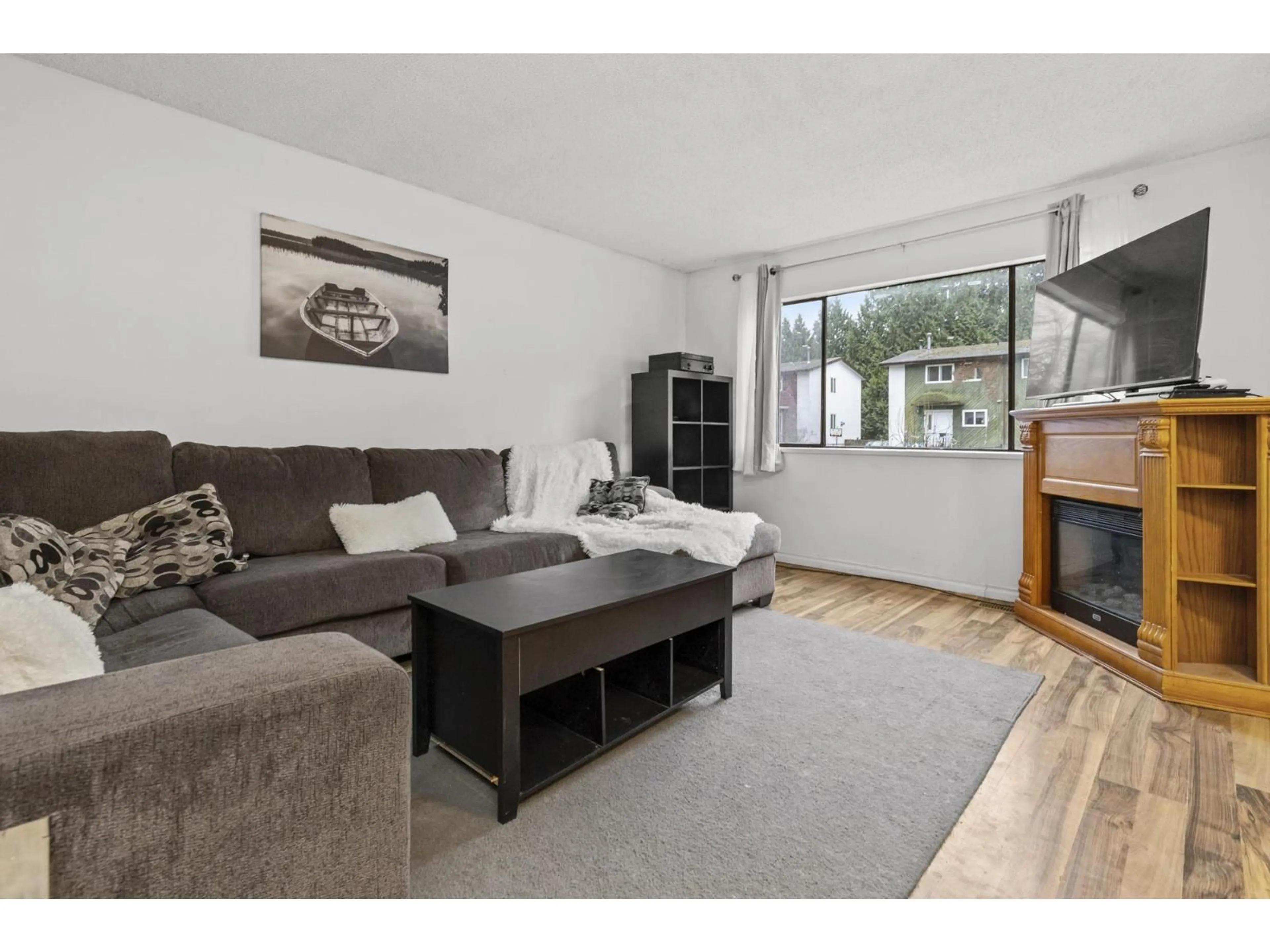 Living room with furniture, wood/laminate floor for 32369 GREBE CRESCENT, Mission British Columbia V2V4Z2