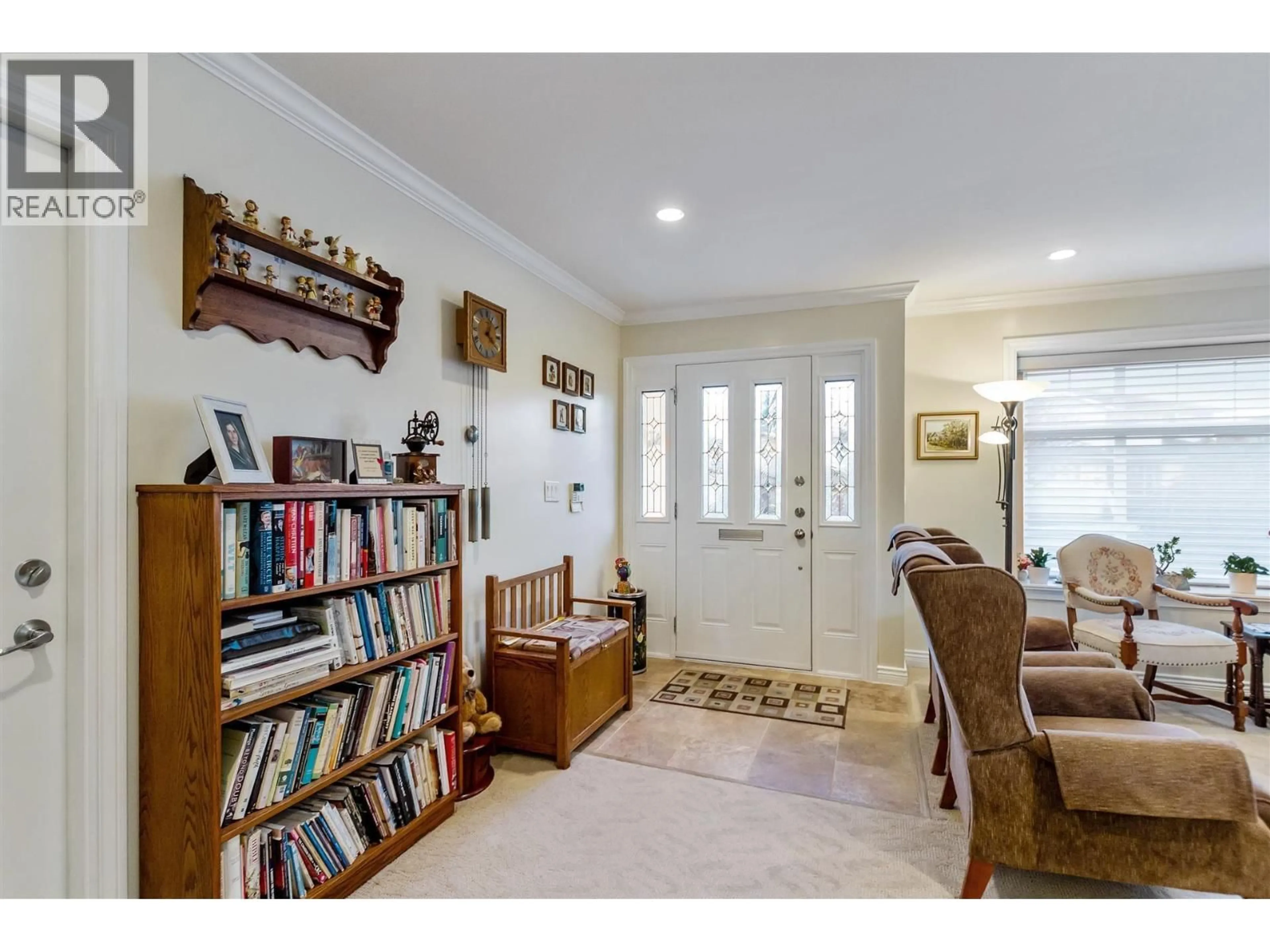 Indoor entryway for 8381 14TH AVENUE, Burnaby British Columbia V3N2C2