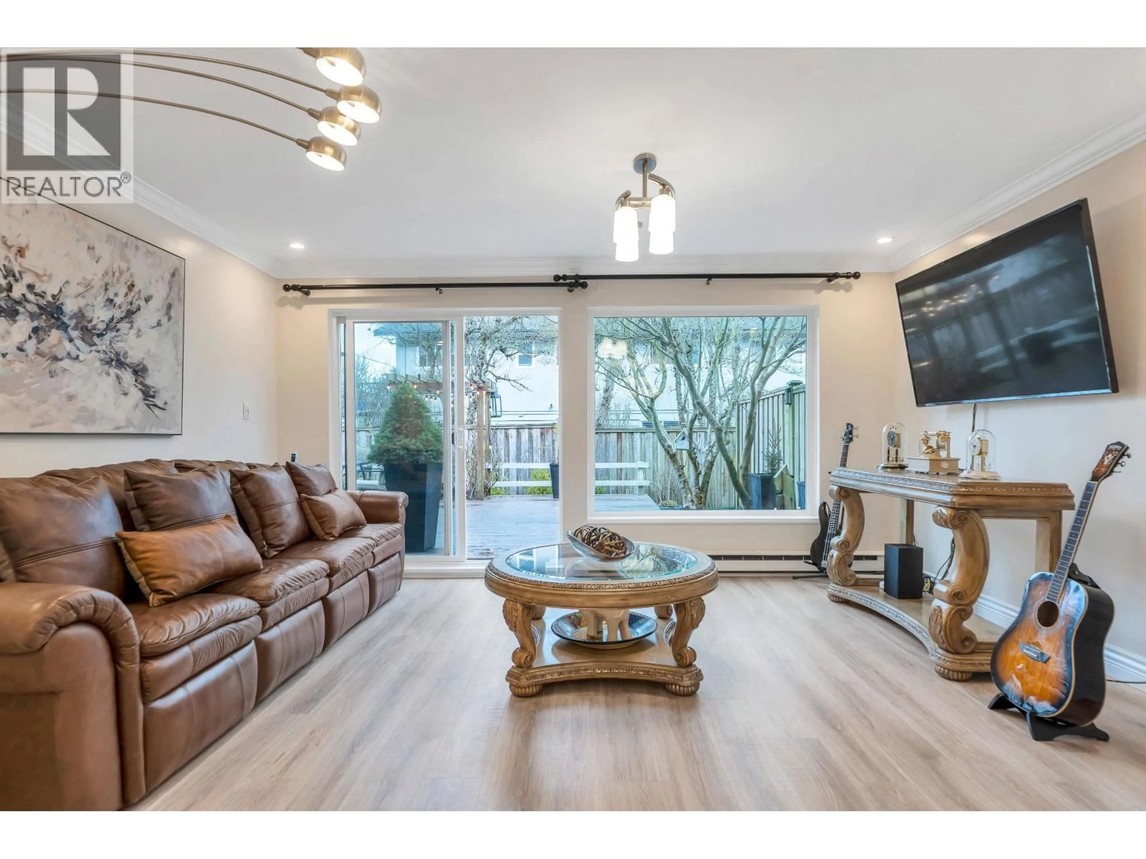 Living room with furniture, wood/laminate floor for 105 - 4889 53 STREET, Delta British Columbia V4K2Z3