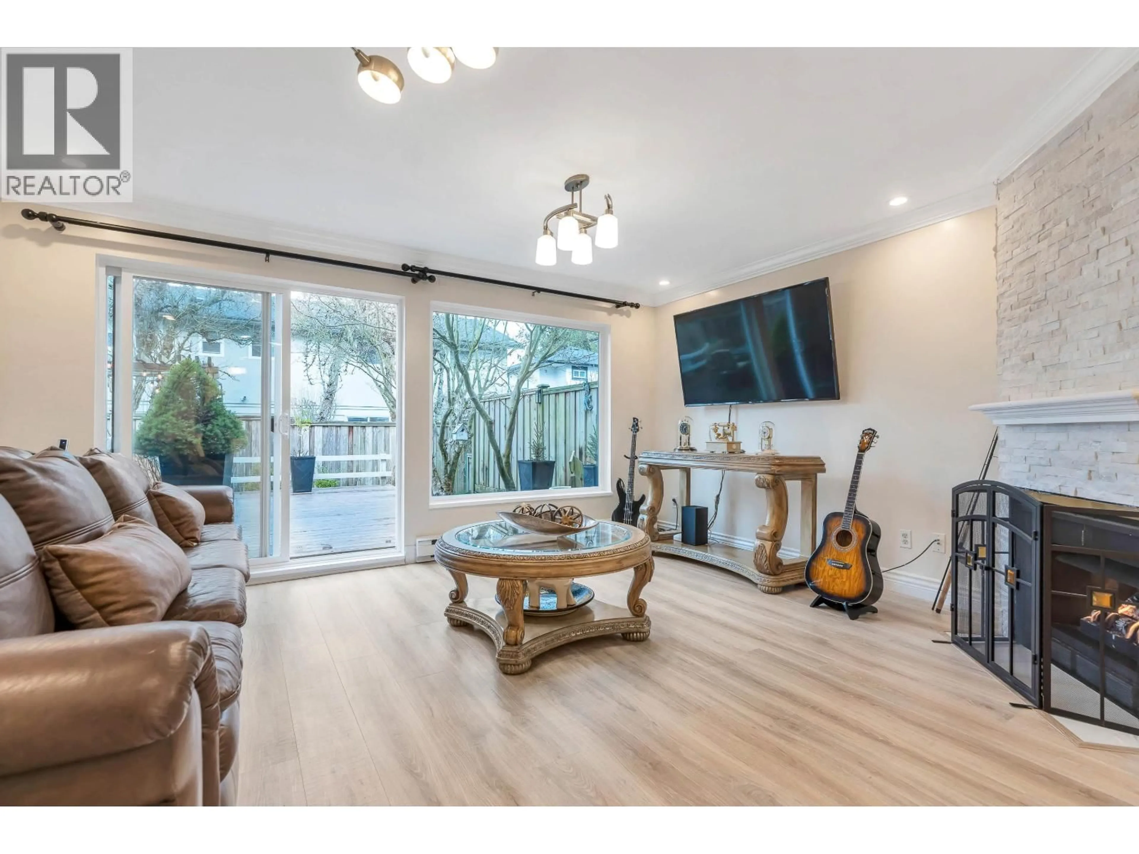 Living room with furniture, wood/laminate floor for 105 - 4889 53 STREET, Delta British Columbia V4K2Z3