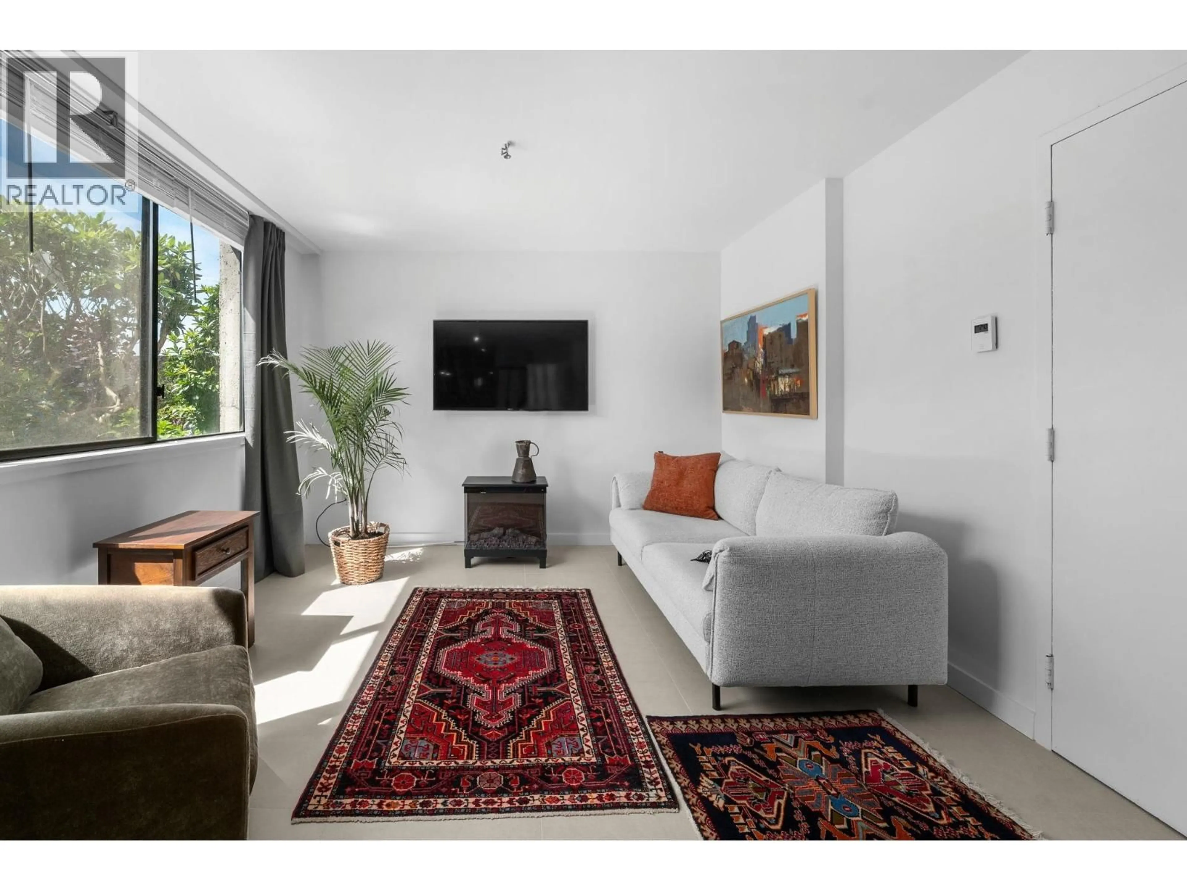 Living room with furniture, unknown for 101A - 460 14TH STREET, West Vancouver British Columbia V7T2W1